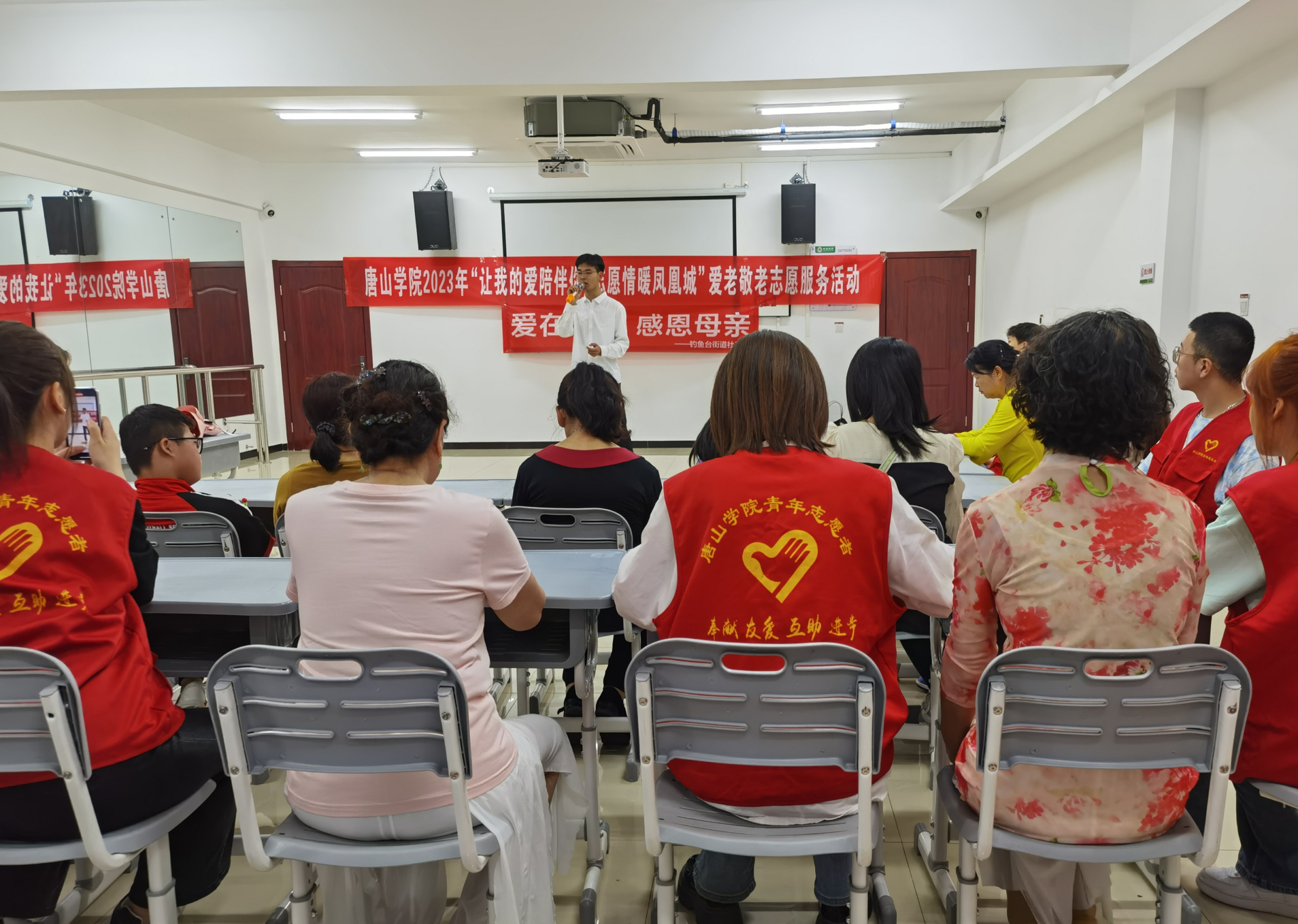 “青守护”团队成员为老人演唱歌曲.jpg “青守护”团队成员为老人演唱歌曲.jpg
