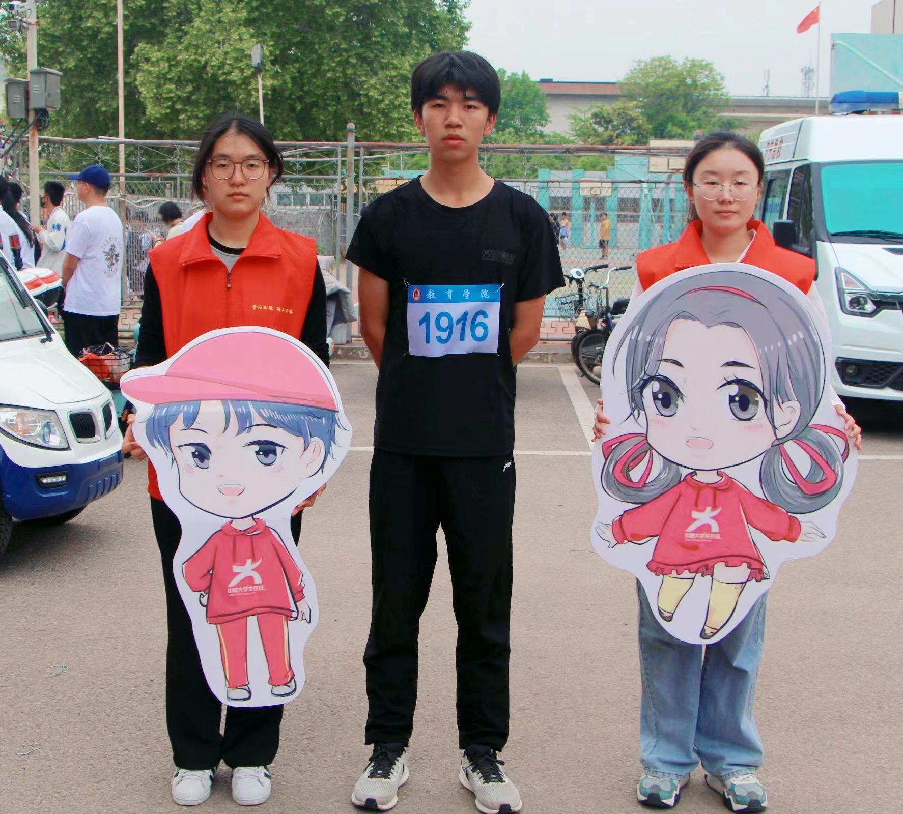 06 与运动员合影 曲阜师范大学提供