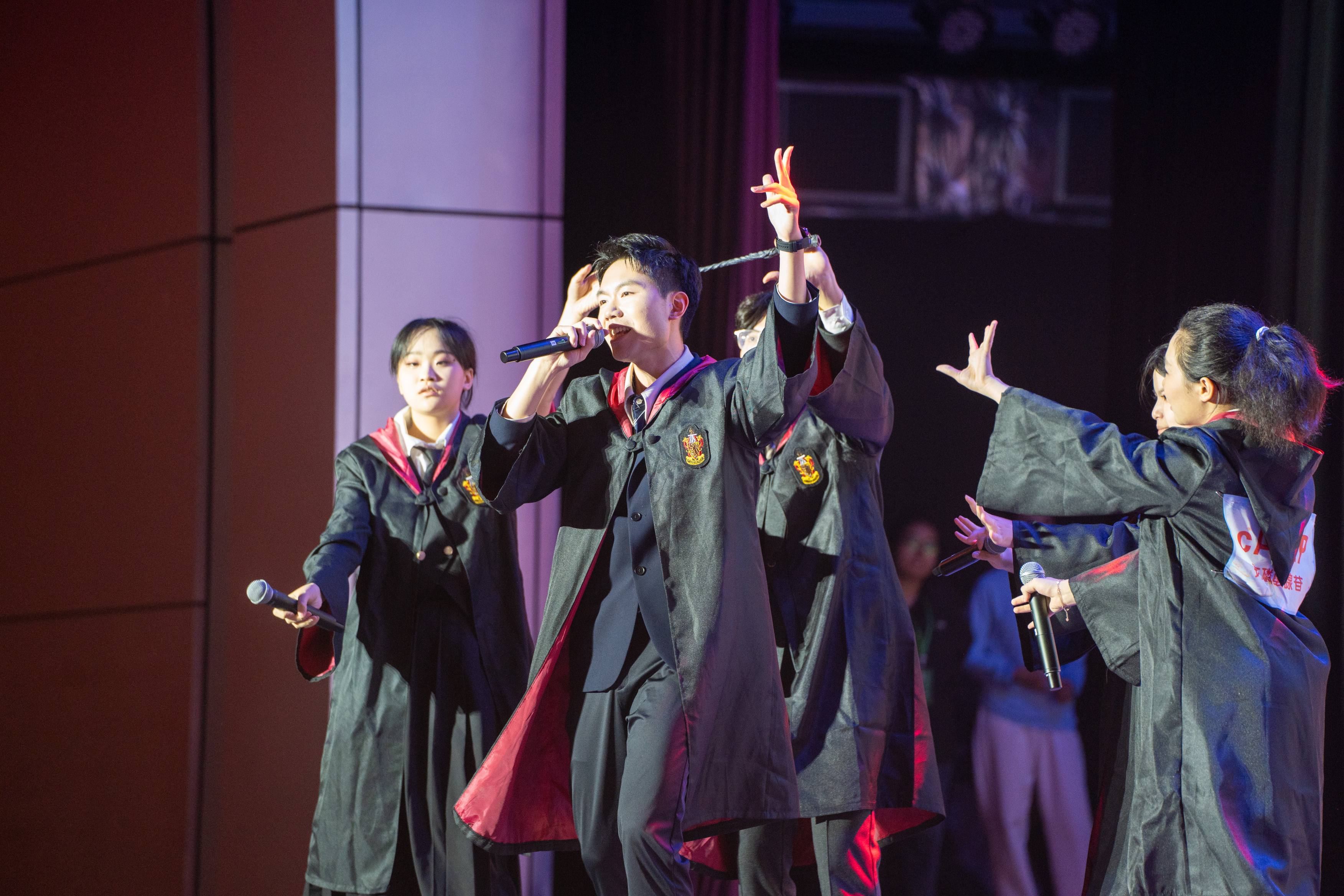 歌手们在深情演唱__黄昕辰供图[1].jpg