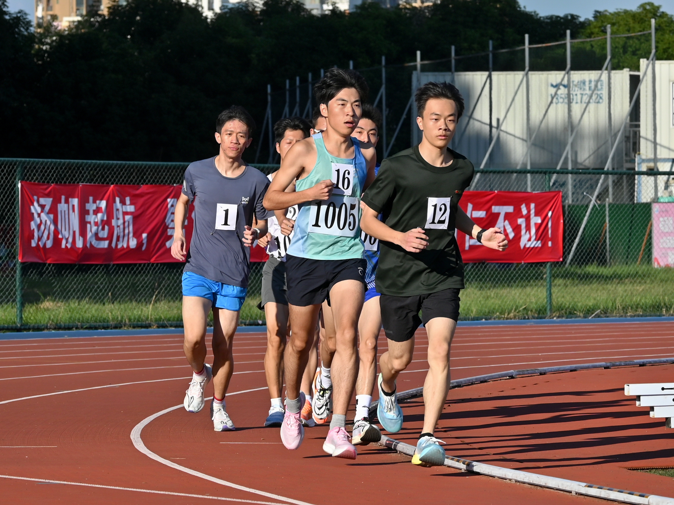 05图为男子甲组5000米比赛,运动员们节奏平稳,步伐有序. 王睿哲 摄