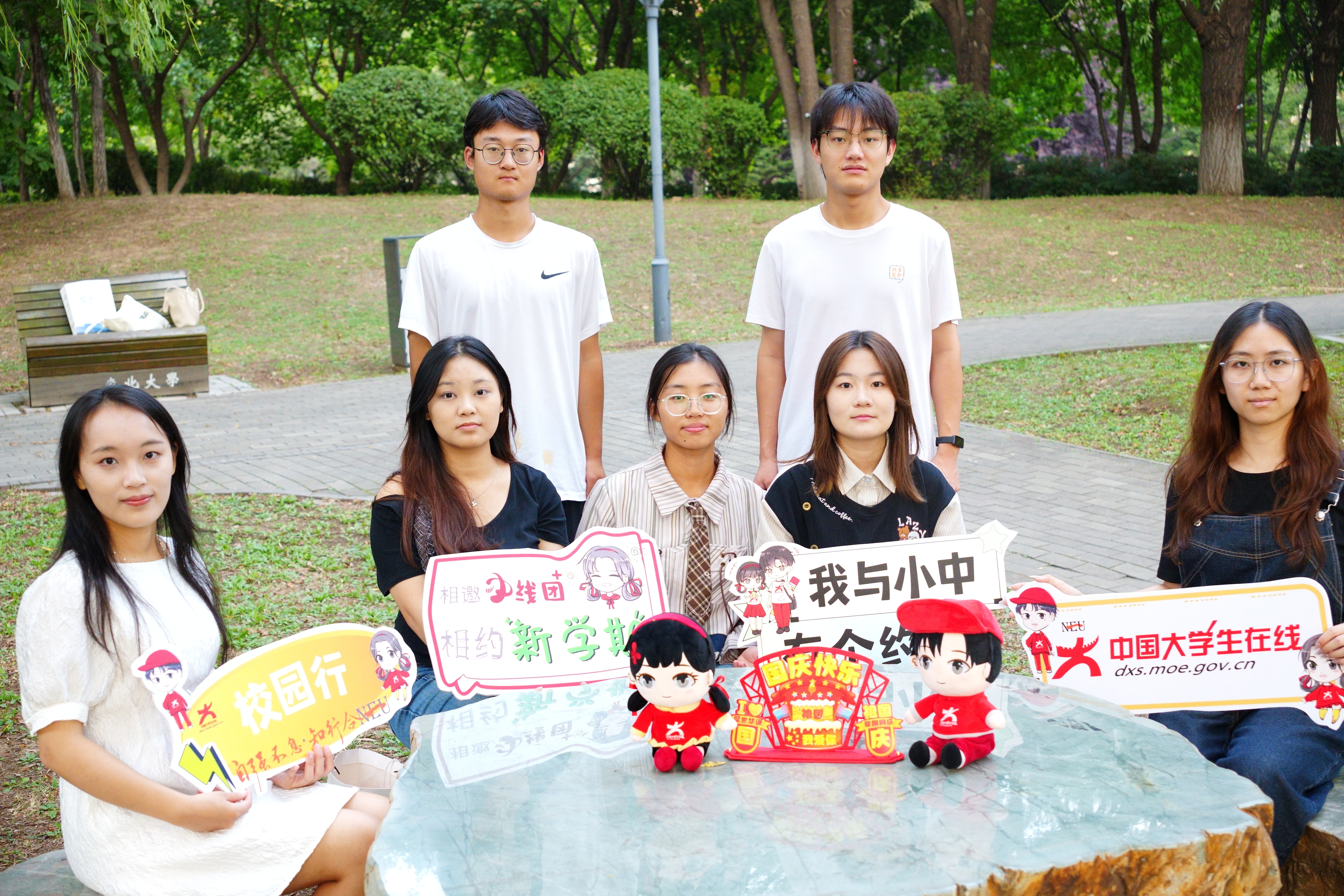 聚首话谈新程路，围坐共祝祖国春