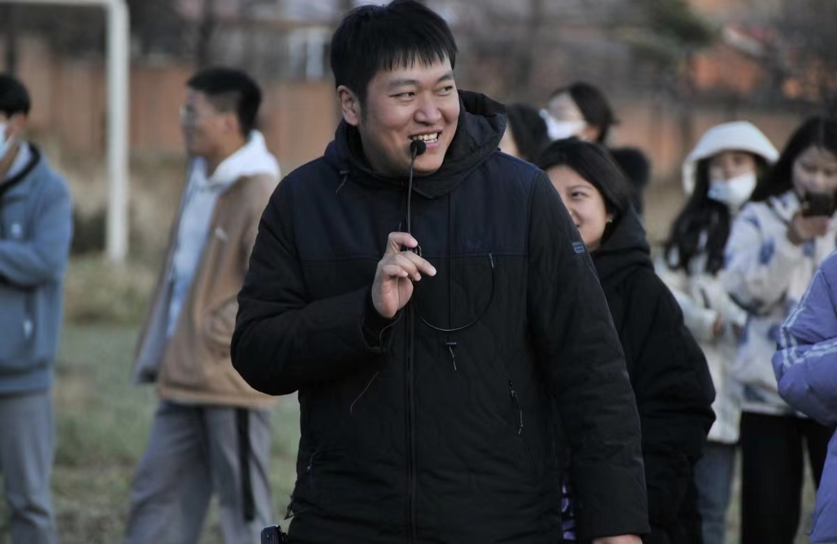 教师与学生们在欢声笑语中学习生态文明知识。