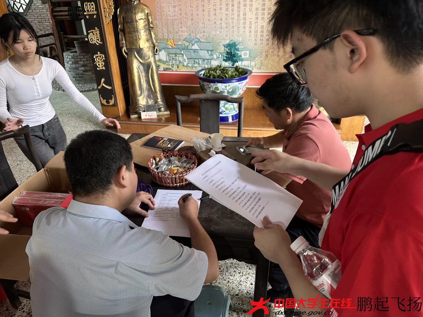 行人填写问卷2.jpg