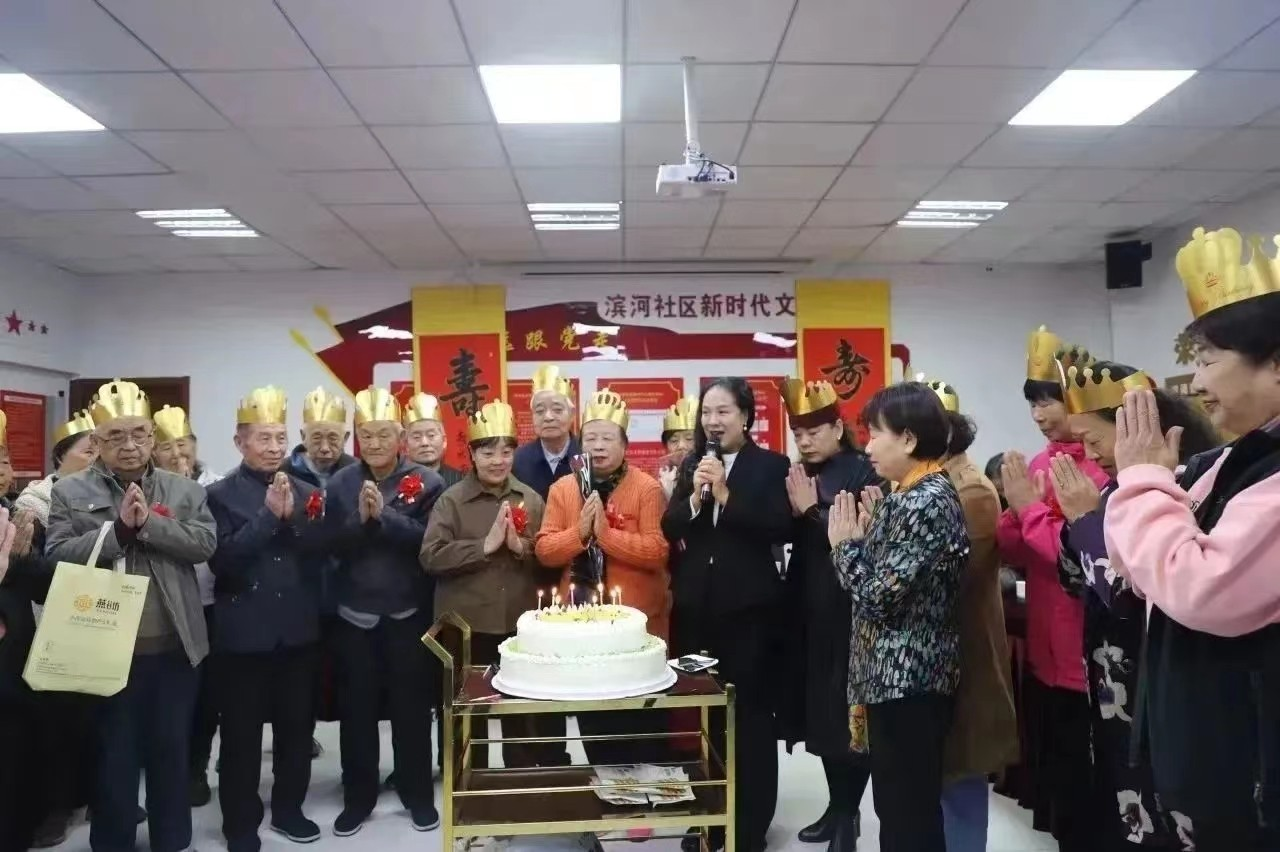 图片18.陪伴社区“失独”老人过生日.png