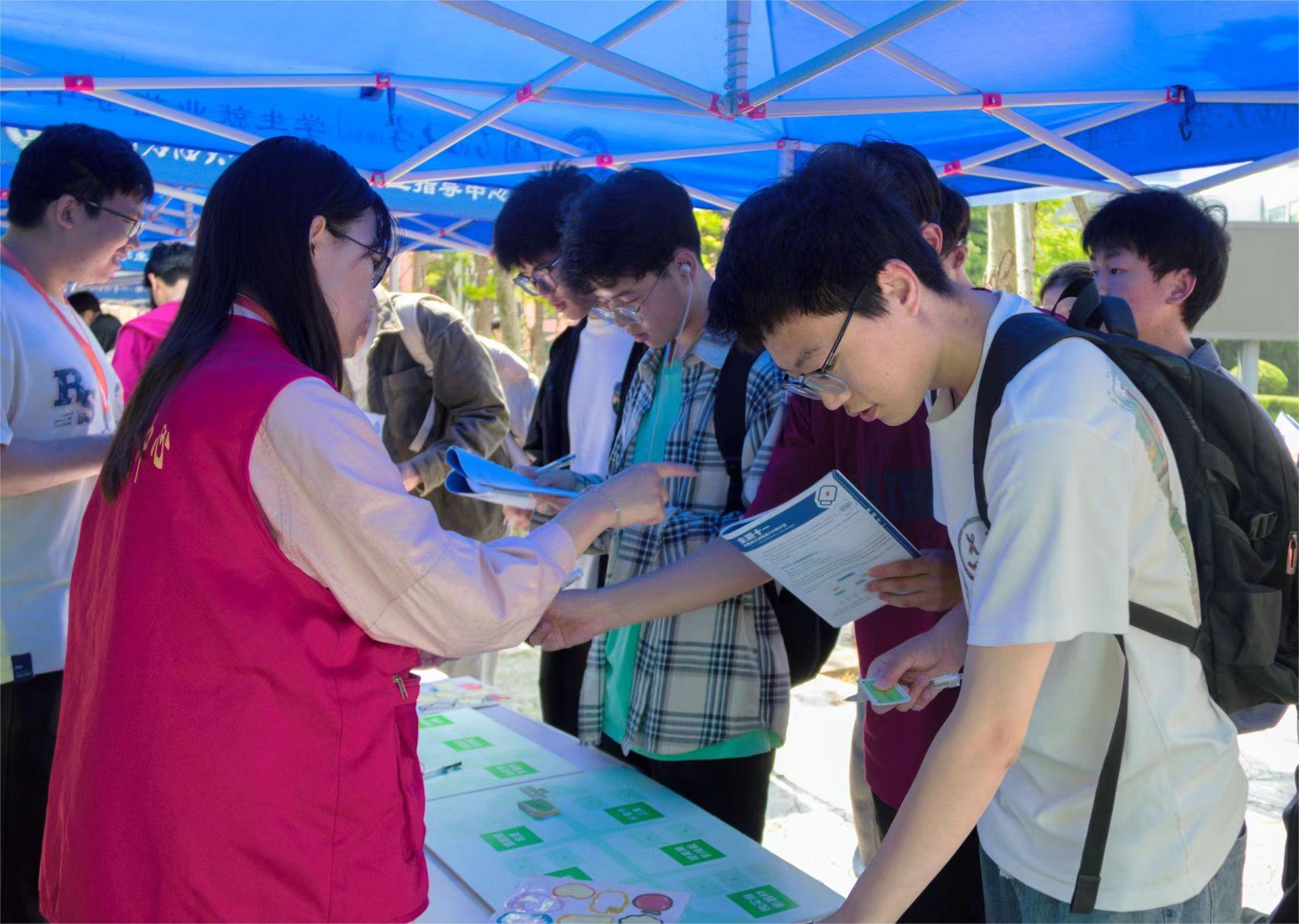 学生们积极参与活动.jpg