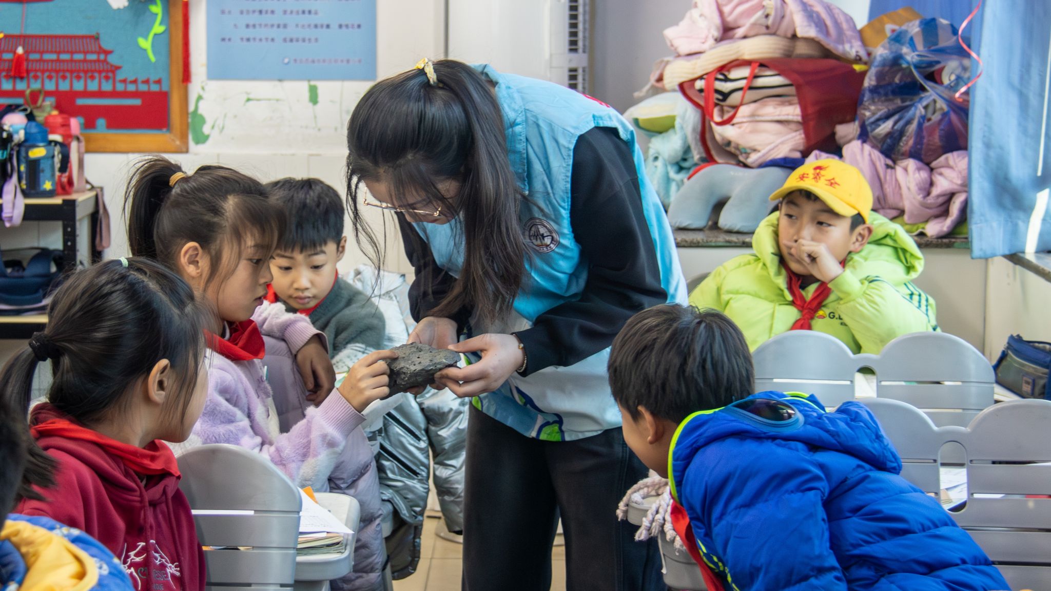 大学生志愿者前往积米崖小学进行地学科普 陆艳微摄影.jpg 大学生志愿者前往积米崖小学进行地学科普 陆艳微摄影.jpg