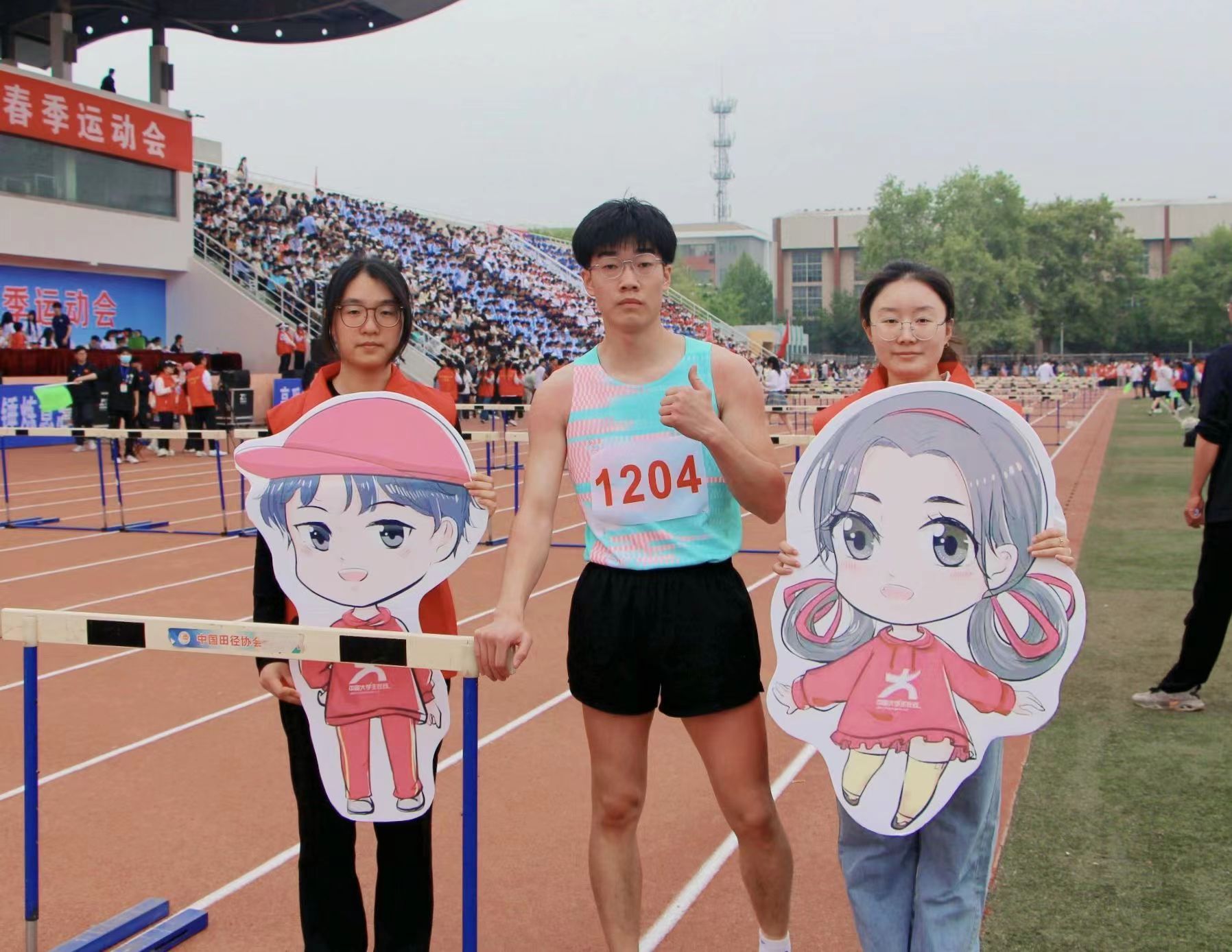 03 与运动员合影 曲阜师范大学提供