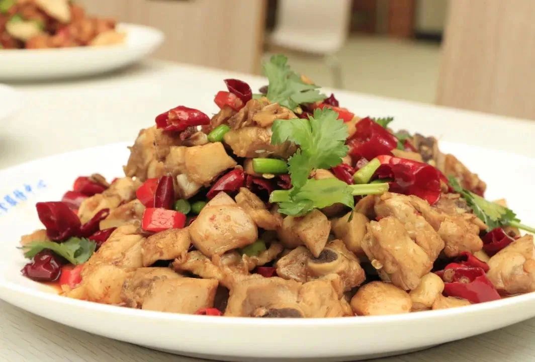 下课铃一响
食堂就是“温馨的港湾”，四食堂菜品丰富！
价格实惠，让你吃饱吃好，充满活力地迎接战斗！