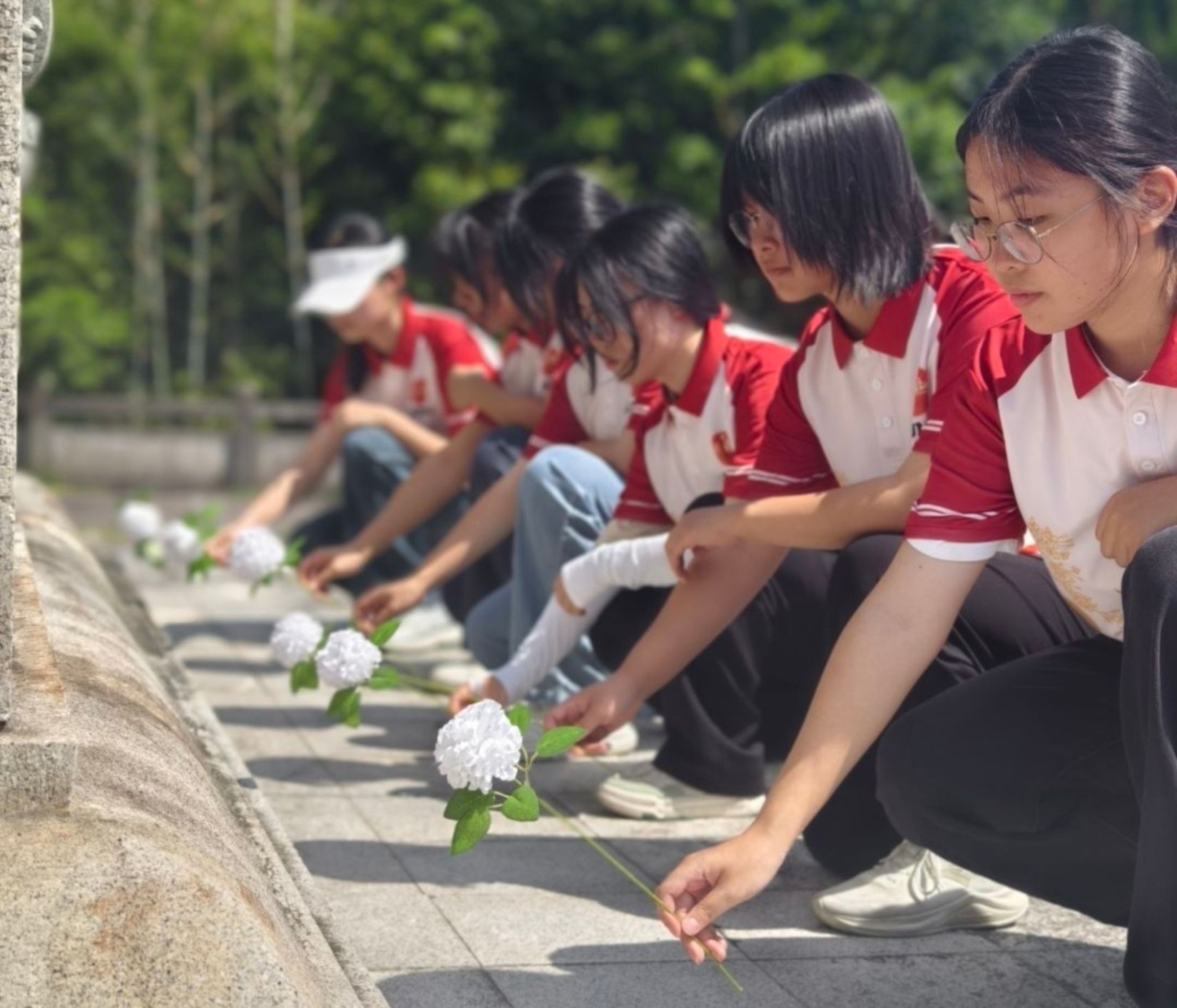 图为福州八闽红色先锋队在八一七革命纪念碑前进行献花活动。 林可好 供图 .jpg 图为福州八闽红色先锋队在八一七革命纪念碑前进行献花活动。 林可好 供图 .jpg