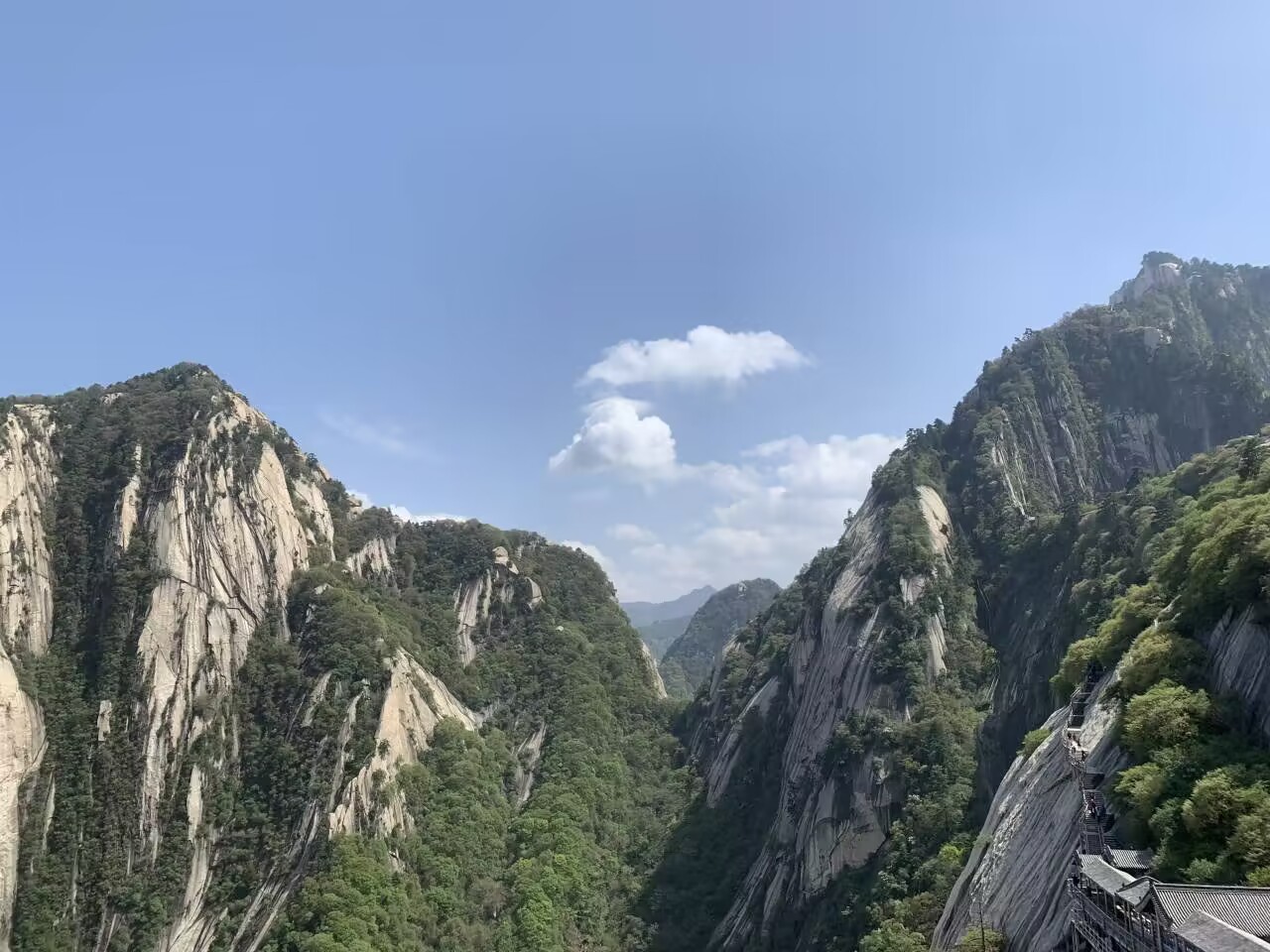 横看成岭侧成峰，远近高低各不同。
（图片来源于四川文理学院   拍摄者孟妮）