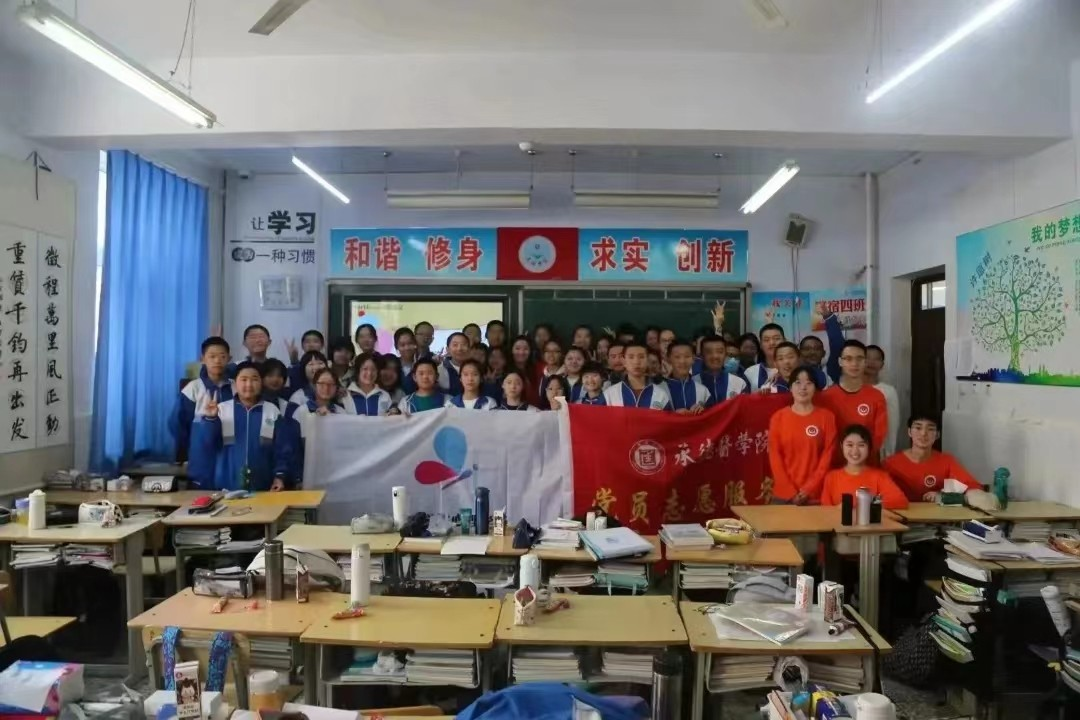 图片16.在承德市民族中学开展心理科普.png