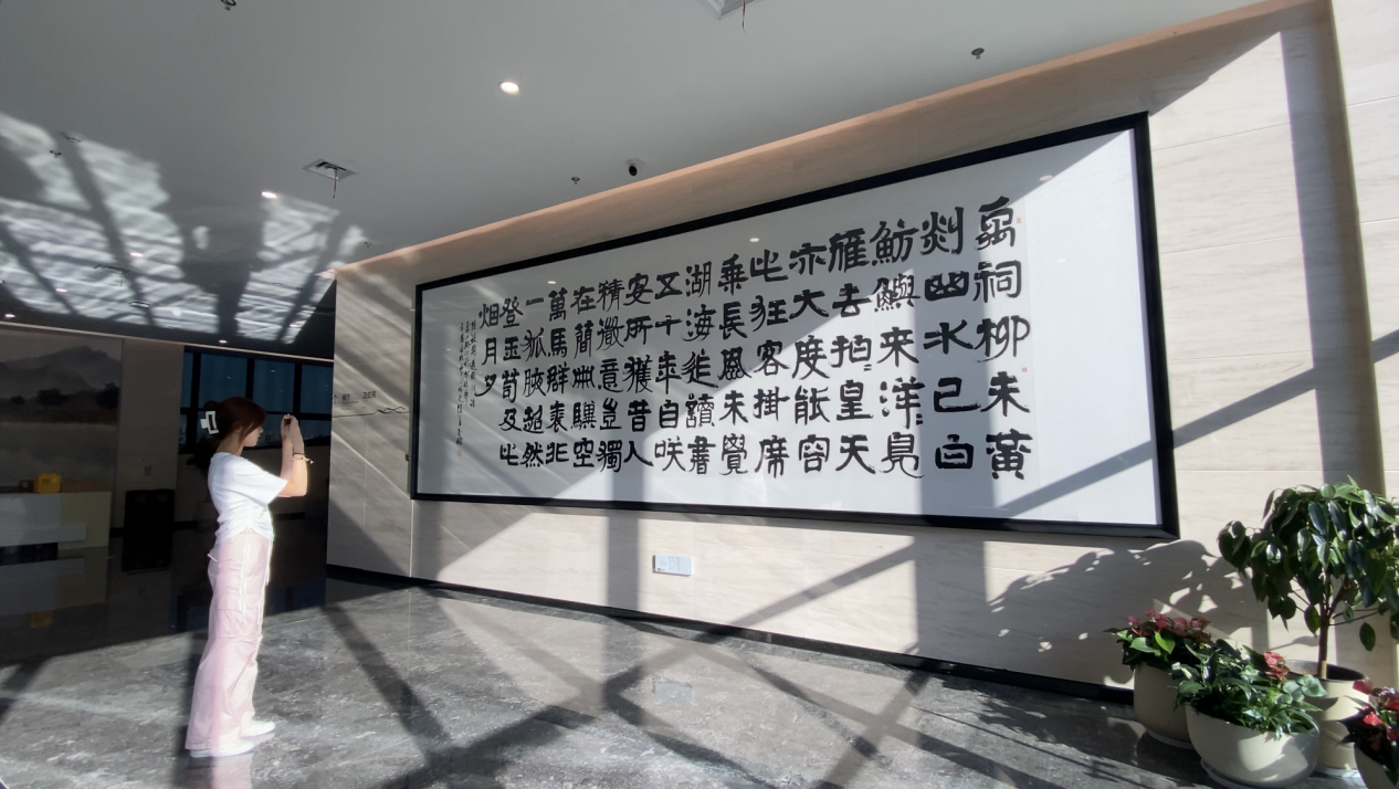 学生在博物馆书法展览前拍照.png 学生在博物馆书法展览前拍照.png