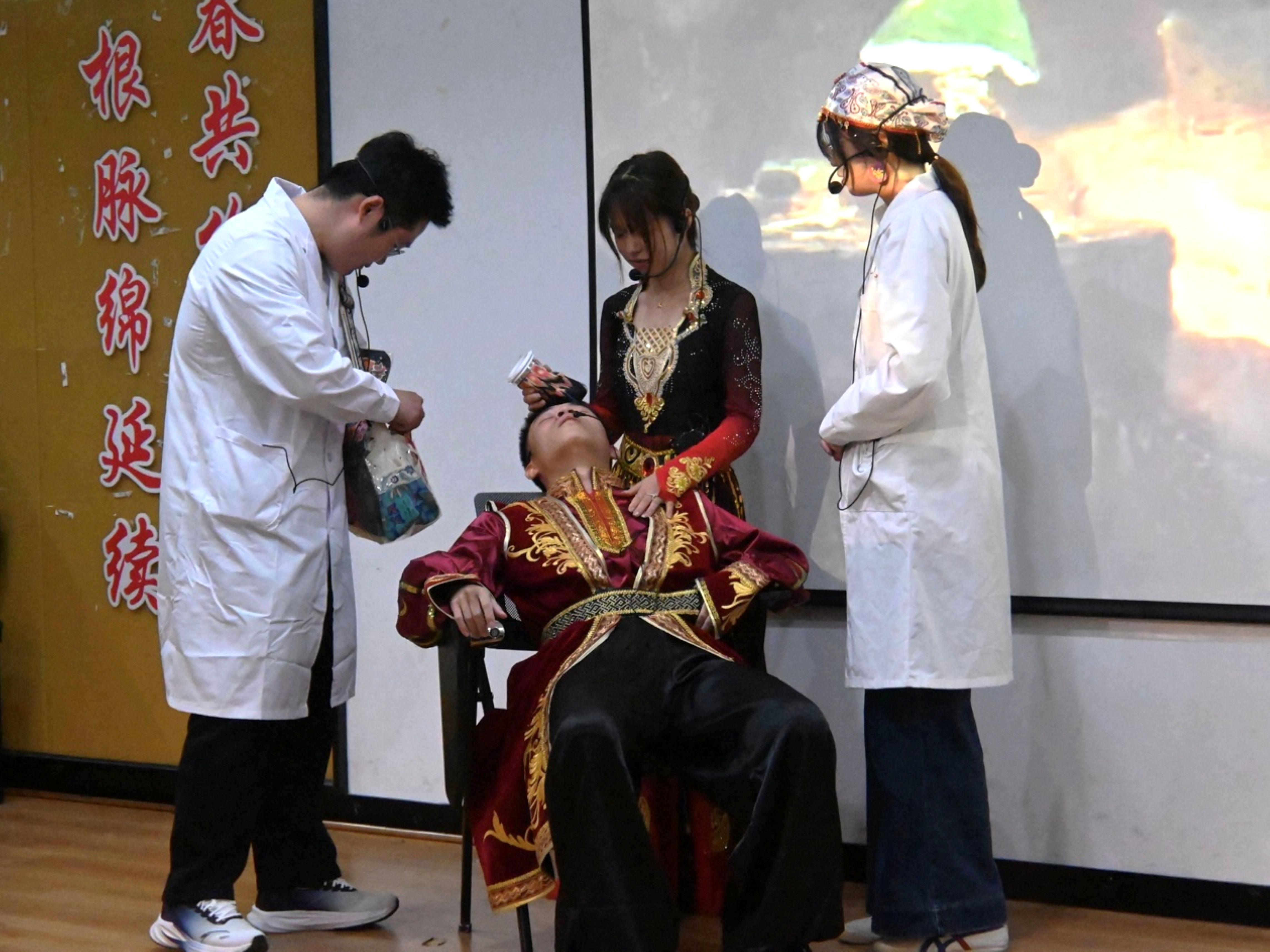 怀珠韫玉队正在台上表演情景剧 庄诗琴供图.jpg 怀珠韫玉队正在台上表演情景剧 庄诗琴供图.jpg