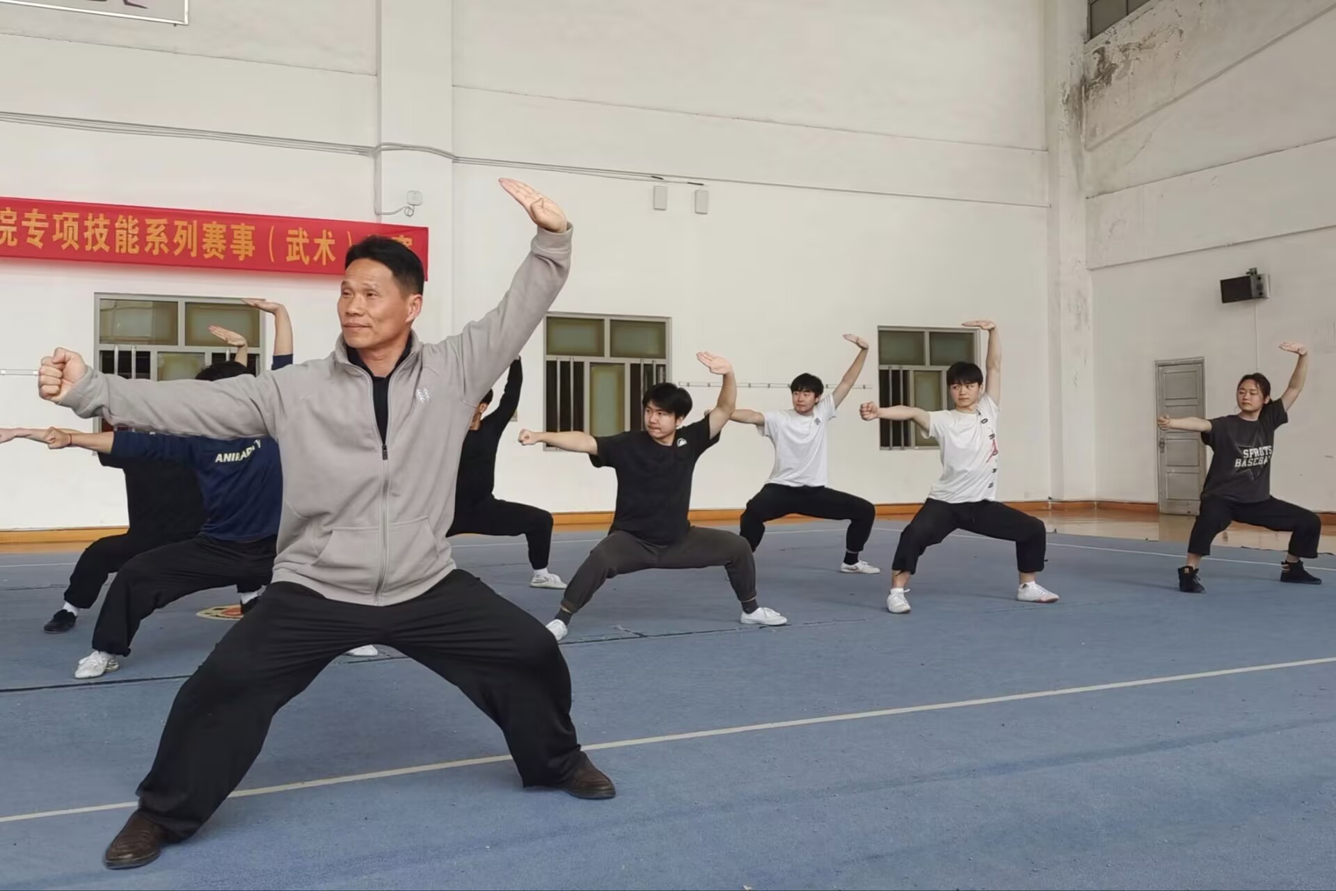 盧玉帶領學生們做五禽戲  安徽師范大學提供.jpg