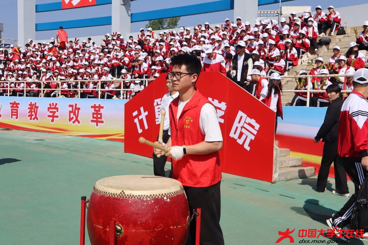花式加油，燃动赛场 辽宁科技大学大通社摄.jpg