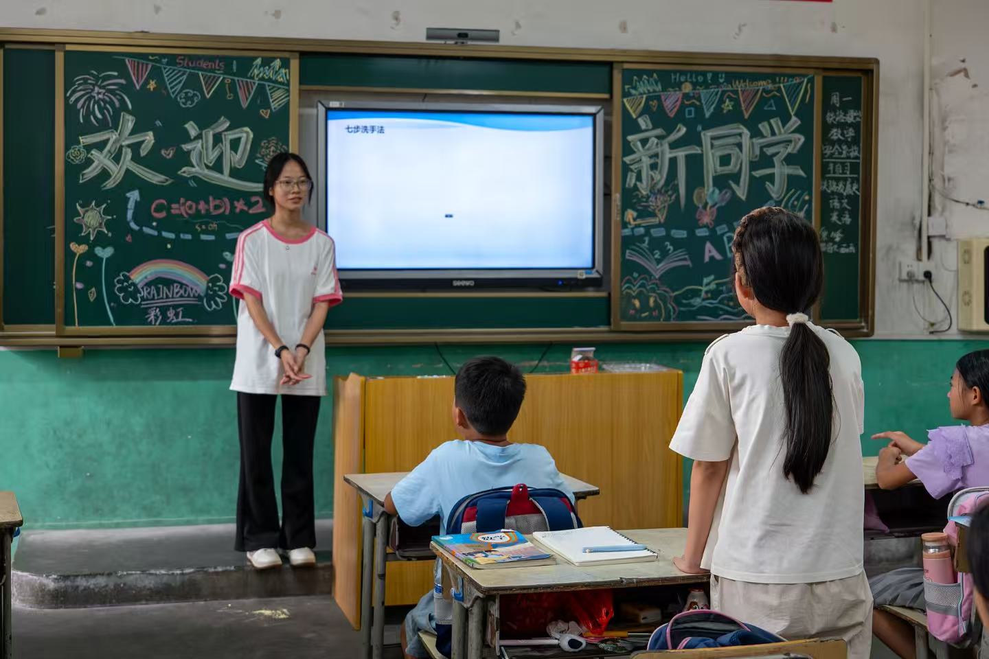 2026年,在支教团,曾丽芳结合自己的所学在为小朋友们讲授安全防护知识.jpg 2026年,在支教团,曾丽芳结合自己的所学在为小朋友们讲授安全防护知识.jpg