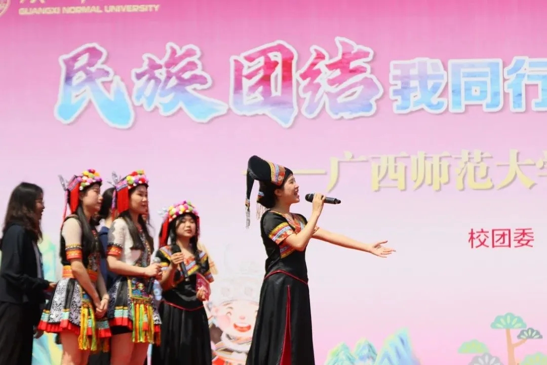 山歌对唱热情欢欣，点燃了观众激情，引得现场掌不仅收获了快乐，声不断。