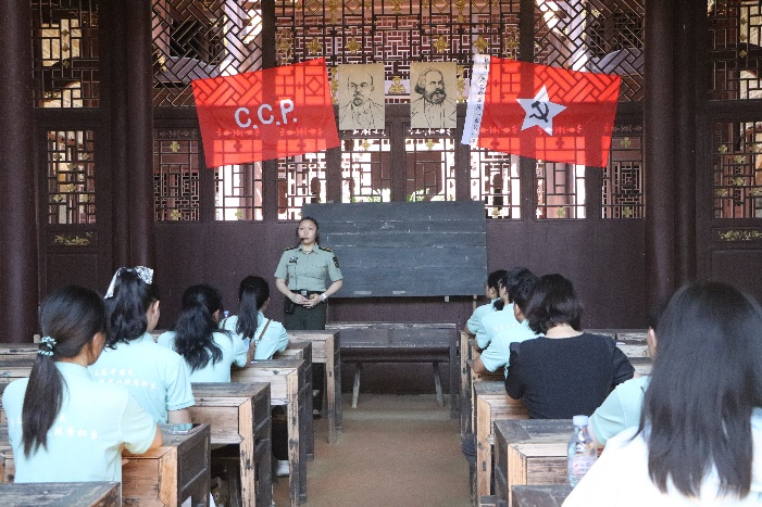 讲解员宁宁在龙江书院进行讲解.png 讲解员宁宁在龙江书院进行讲解.png