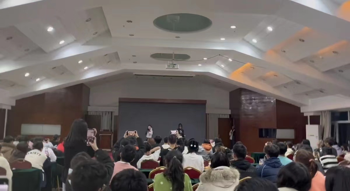 傍晚，学生们齐聚一堂观看精彩表演，热闹非凡。