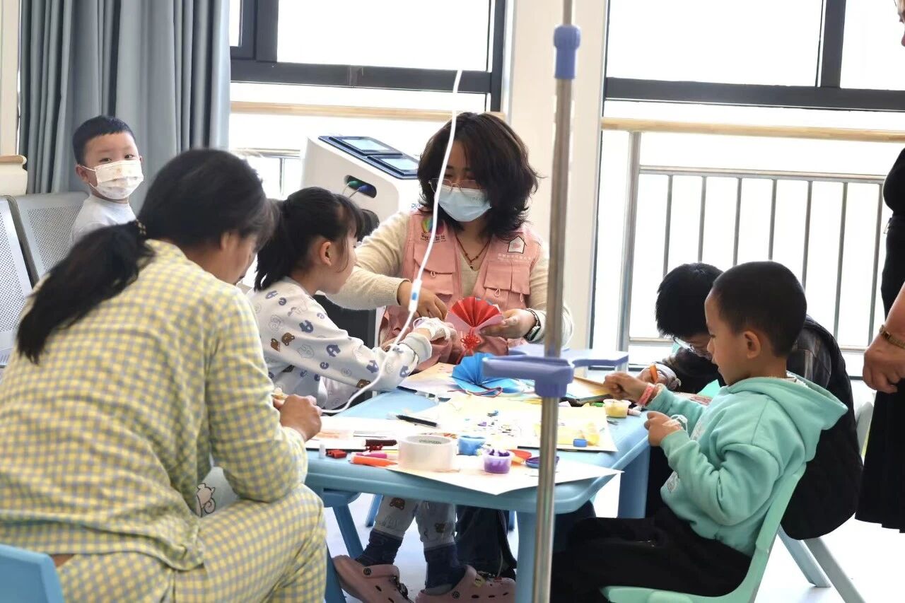 图为志愿者与孩子们开展手工互动 图源：青年志愿者指导中心.jpg