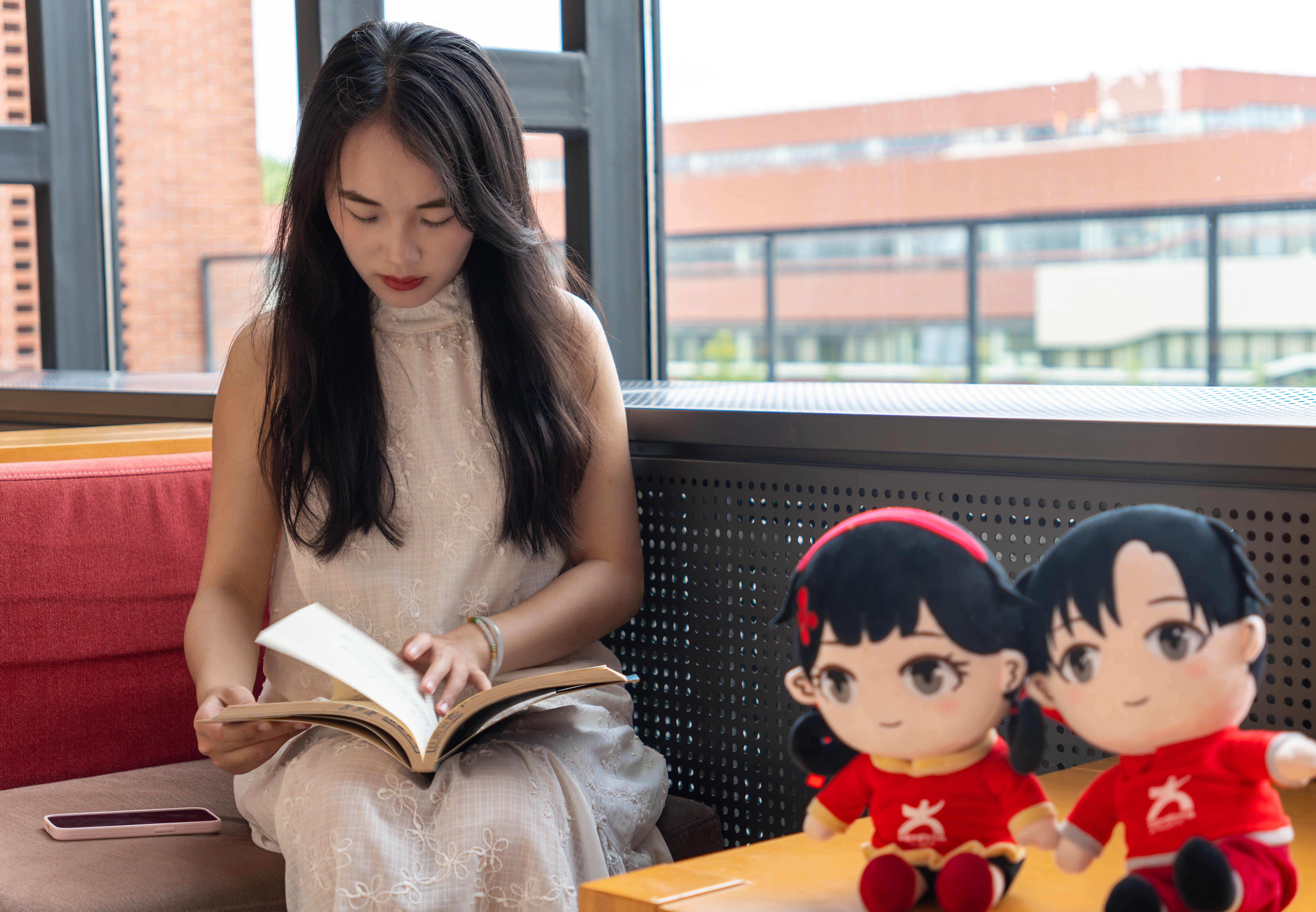窗前桌畔静读思韵远，小中兄妹同守时光深