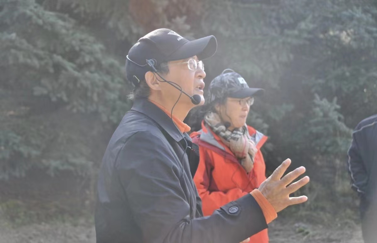 在和煦阳光沐浴下，教授为学生们认真讲解。
