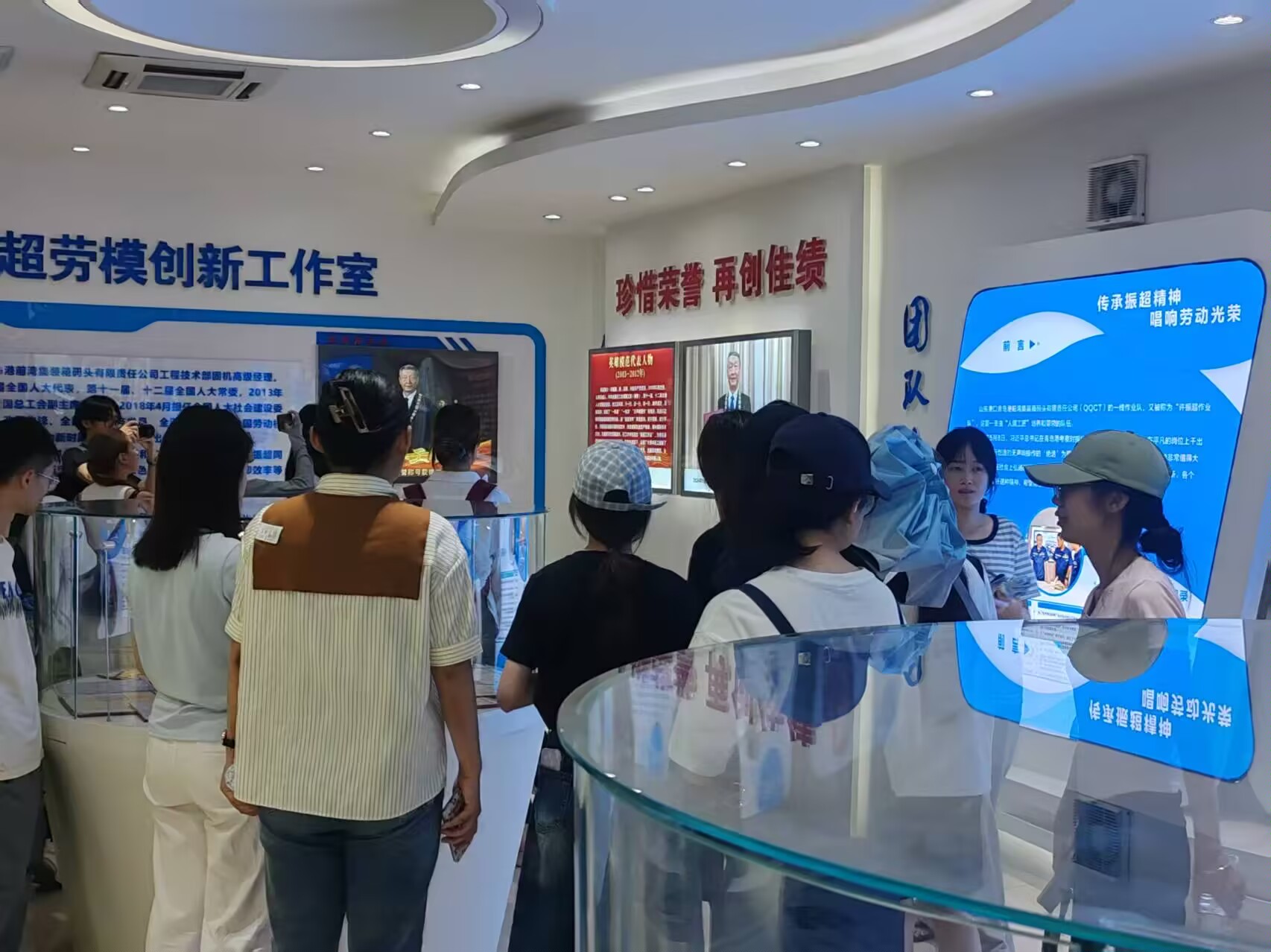 红魂实践队参观许振超大师工作室 罗佳豪摄(1).jpg 红魂实践队参观许振超大师工作室 罗佳豪摄(1).jpg