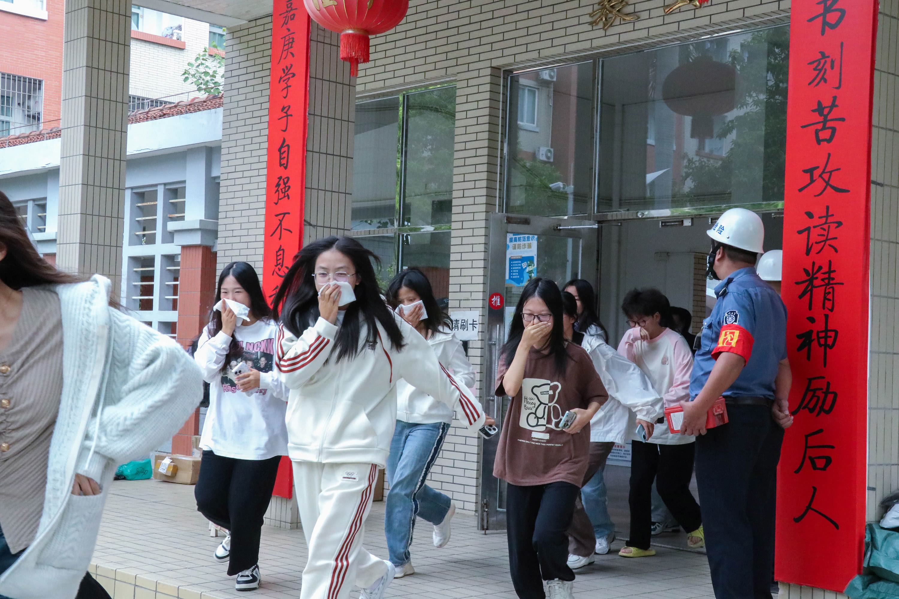 参在逃生演练中学习消防安全知识（摄影：吕思甜）.jpg
