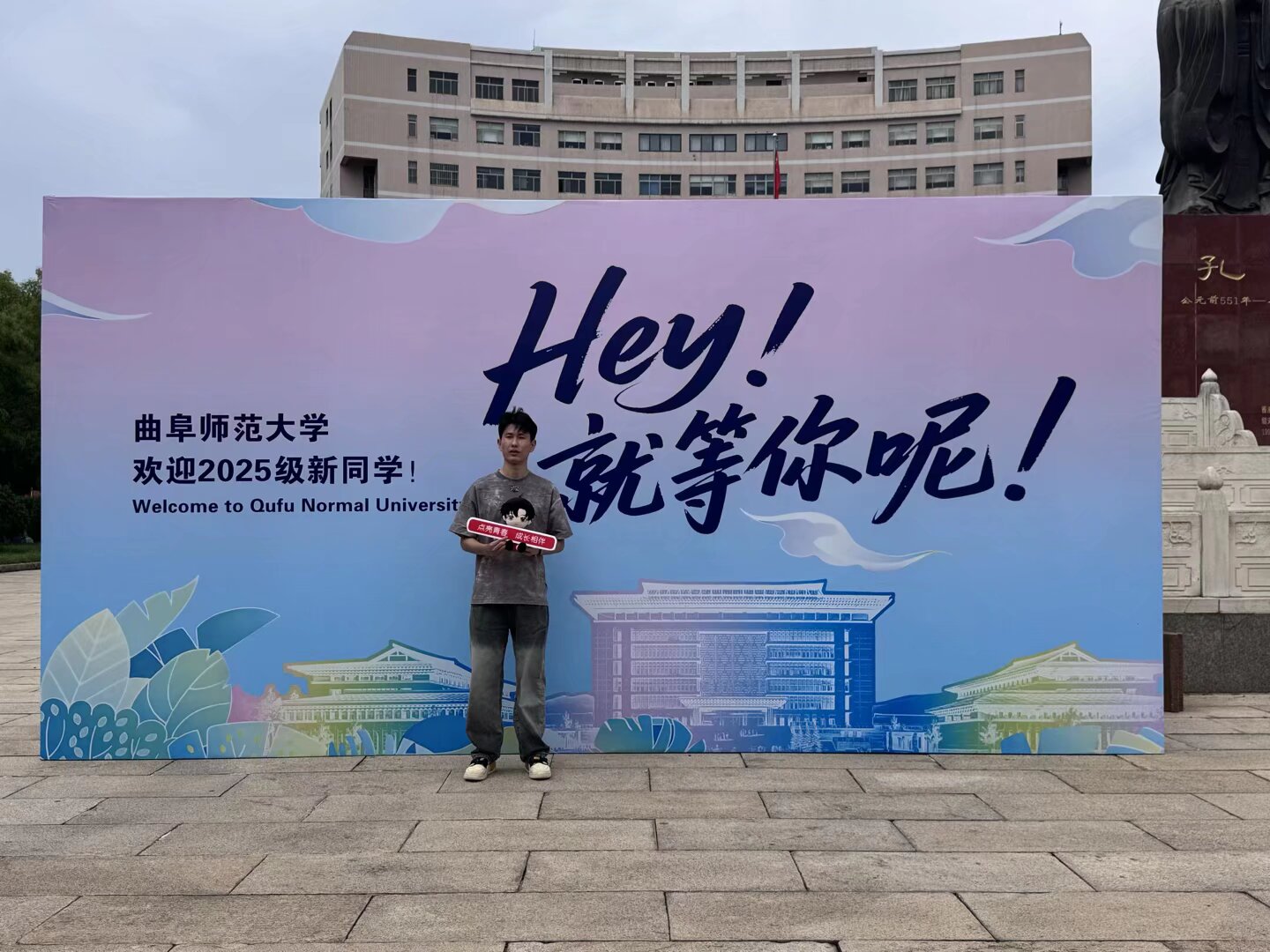 新生在展板前打卡