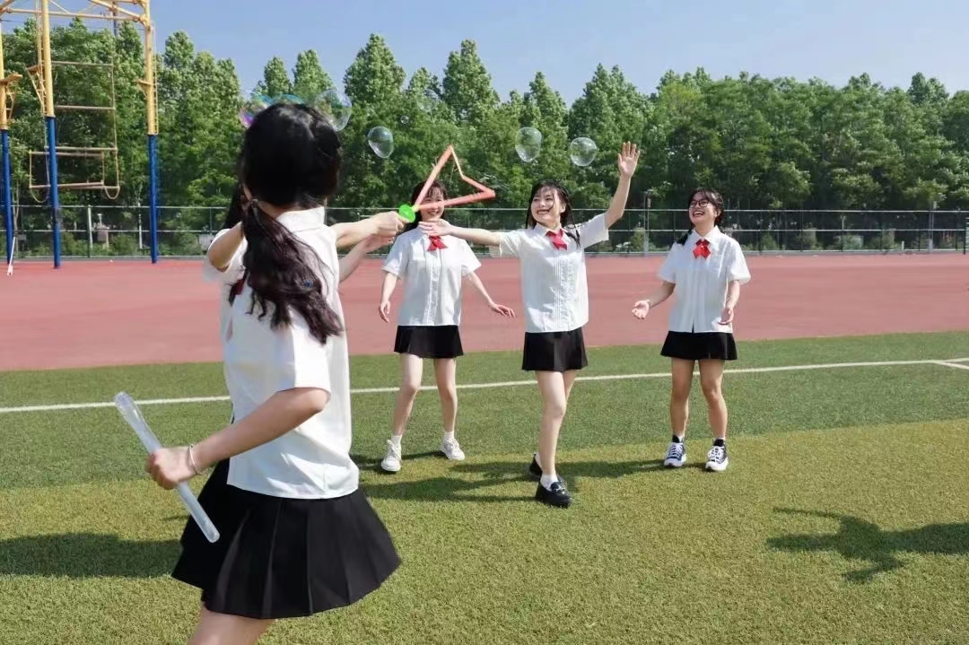 不期而遇，收获友情，喜乐同分享，共度日月长。（安阳师范学院 马豪苒拍摄）