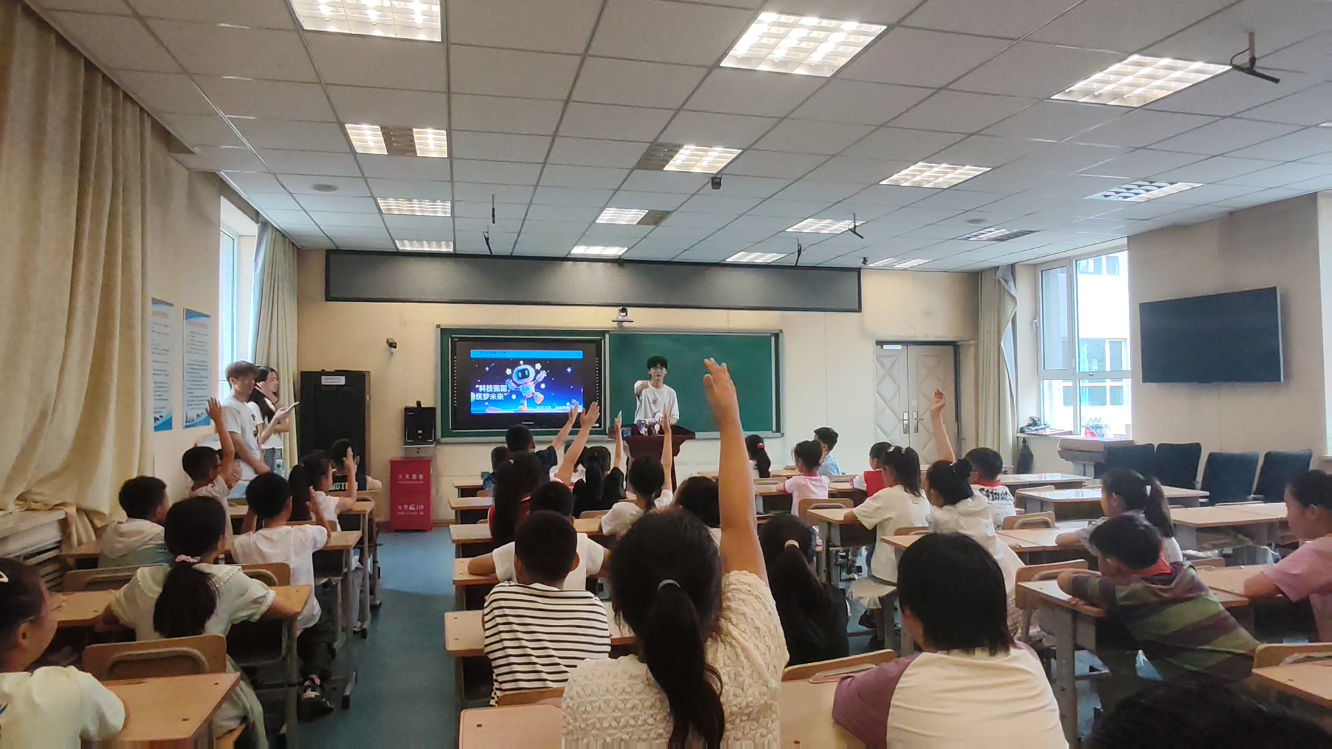小学生们积极参与机器人活动.jpg 小学生们积极参与机器人活动.jpg
