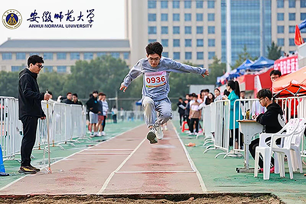 持之以恒砺意志,顽强拼搏战往昔 安徽师范大学官网提供.png 持之以恒砺意志,顽强拼搏战往昔 安徽师范大学官网提供.png