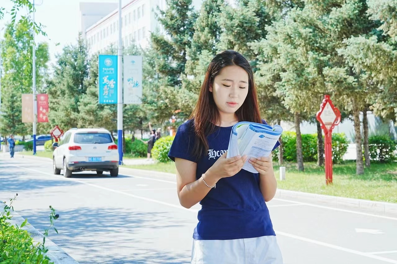 呼院学子认真背诵课本知识（呼伦贝尔学院 许一诺 李佳旭 刘嘉玲 王颖 摄）