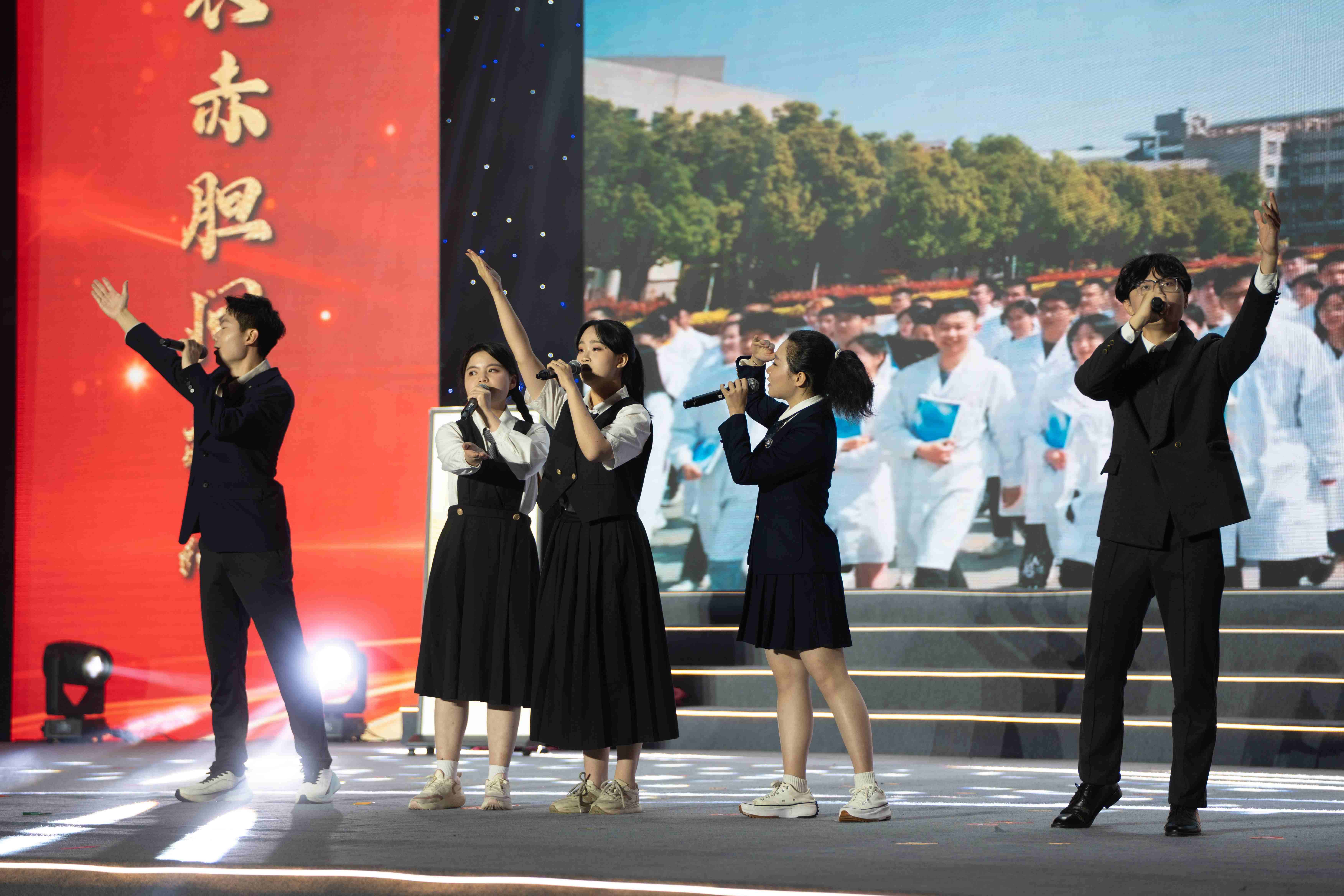 歌手们在举手谢幕__黄昕辰供图[1].jpg