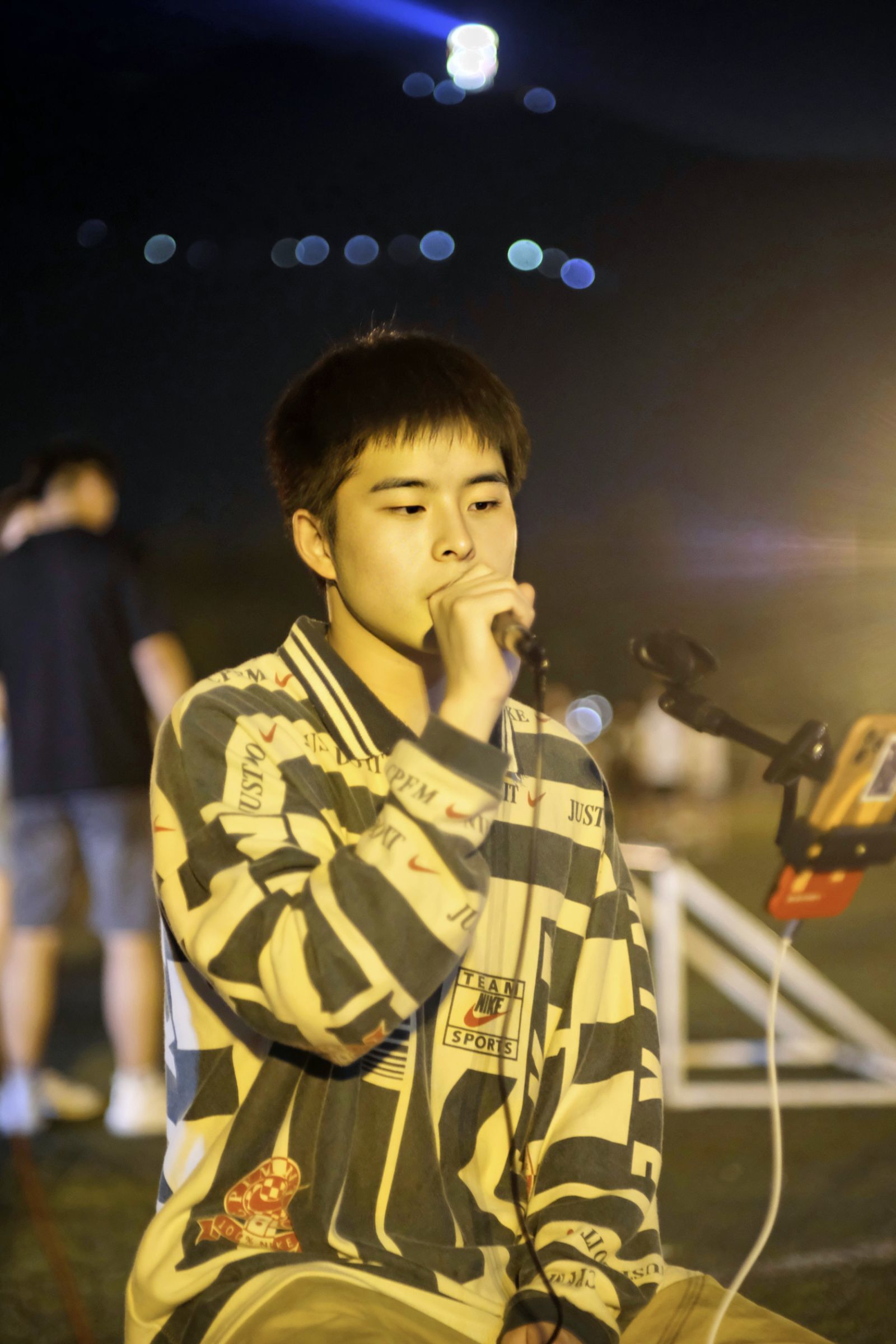 你正看向我,眼中倒映着夏夜绚烂的烟火"——《夏夜最后的烟火》颜人中