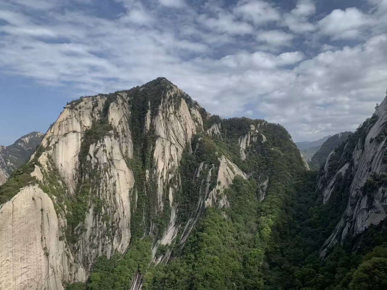 横看成岭侧成峰，远近高低各不同。
（图片来源于四川文理学院   拍摄者孟妮）