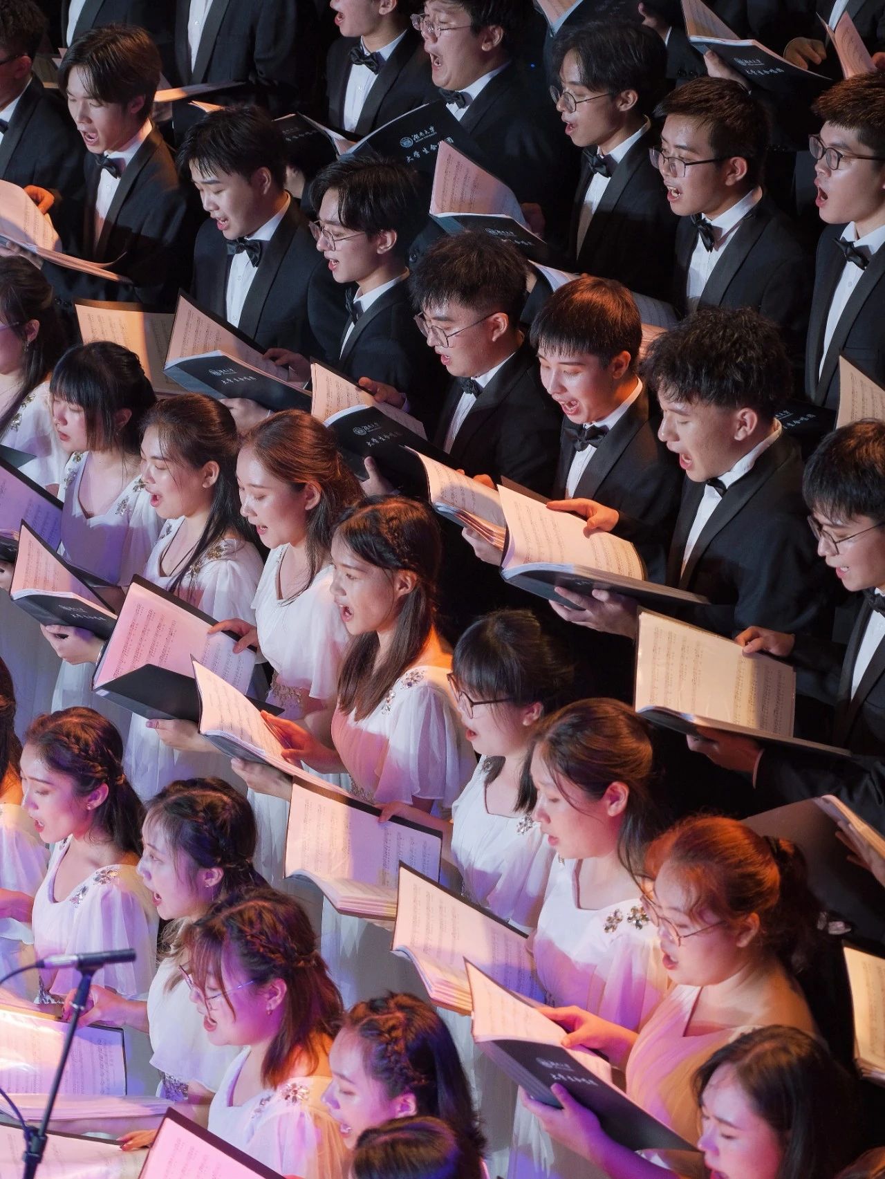 作曲家曹光平先生受湖南大学大学生合唱团委约创作的作品《太阳出来》，旋律有着带有鲜明的湖南地方民族特色；《蒙古人》展现了草原风情；《同桌的你》真挚动人；