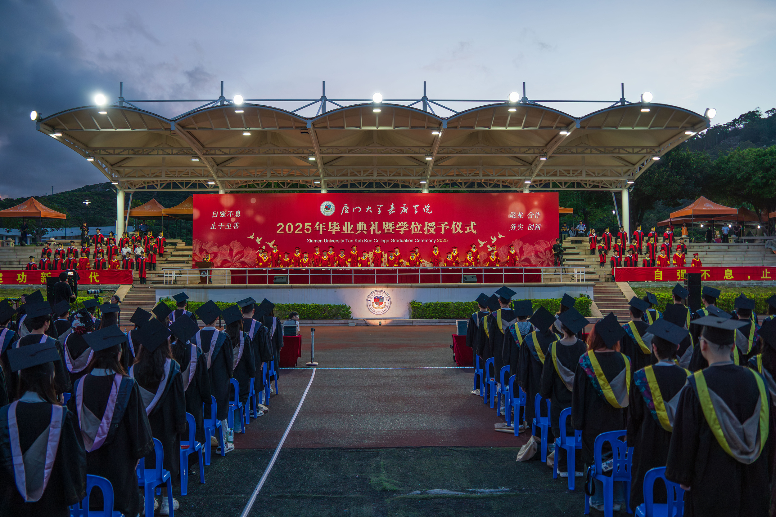 毕业典礼(摄影:周世冰).jpg 毕业典礼(摄影:周世冰).jpg