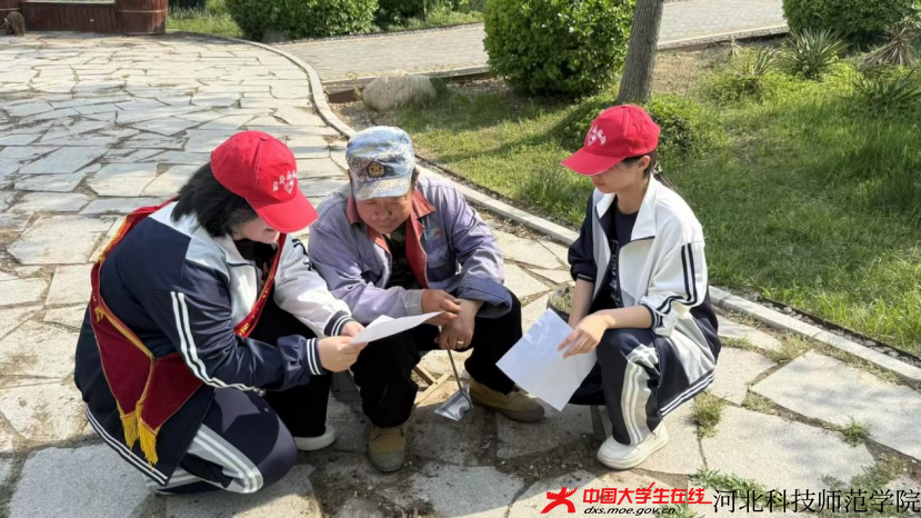 图为志愿者向居民科普，张星雨摄.jpg
