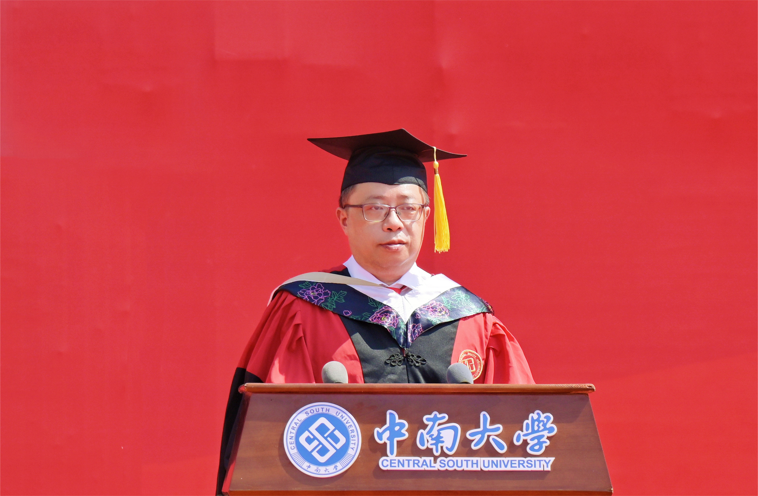 中南大学常务副校长陈翔主持典礼。