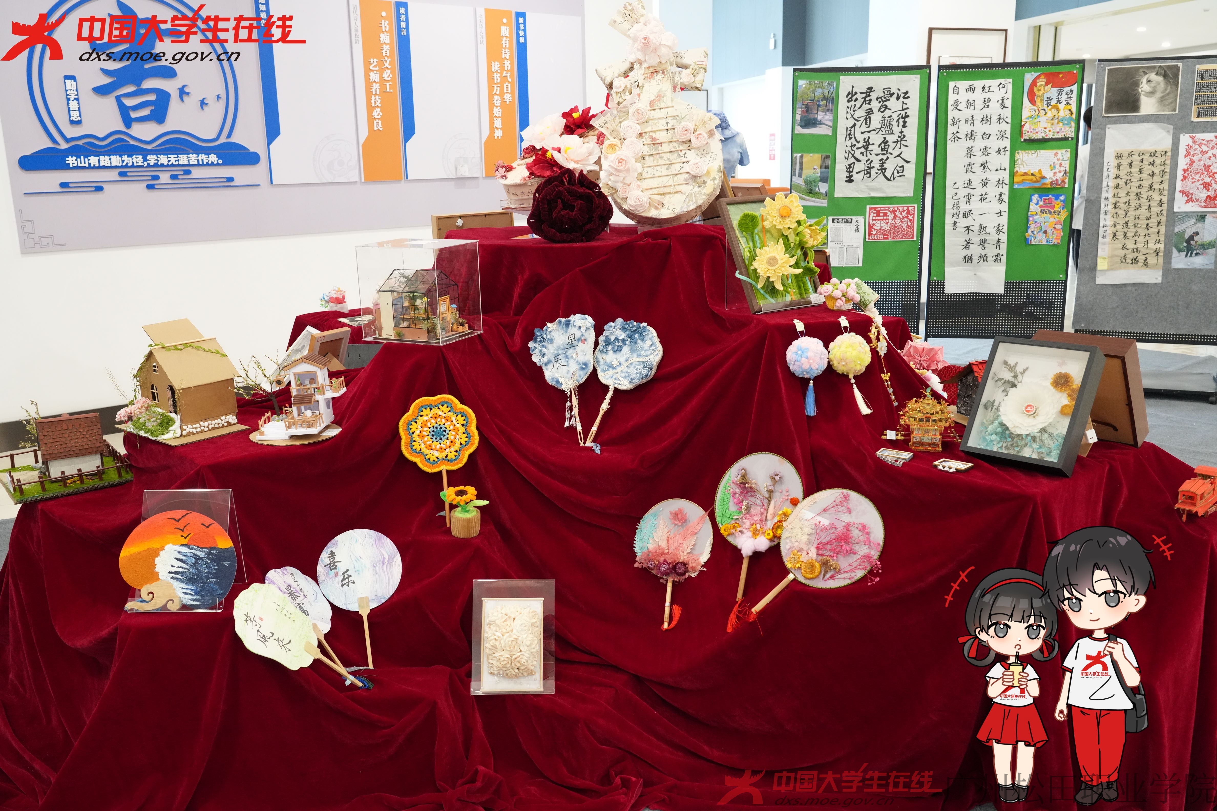 在勞動展現場，從古風團扇到建筑模型，小中兄妹參觀了多樣手工藝品，飽覽視覺之美，傳承非遺與地方文化 。