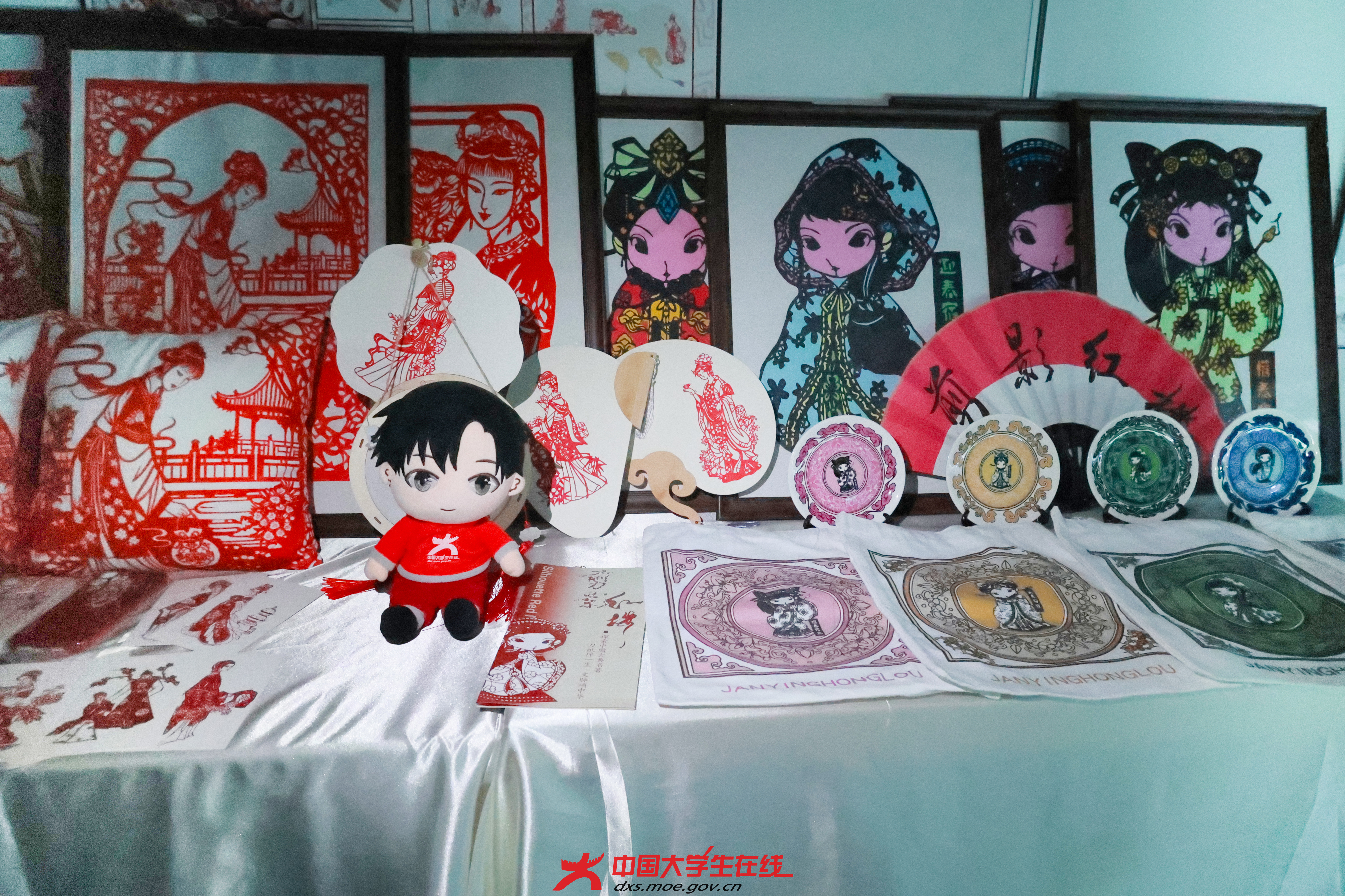 湖南大众传媒职业技术学院视觉艺术学院2025届优秀毕业设计作品展在视觉艺术楼一楼展厅拉开帷幕。（校园网络通讯站 摄）