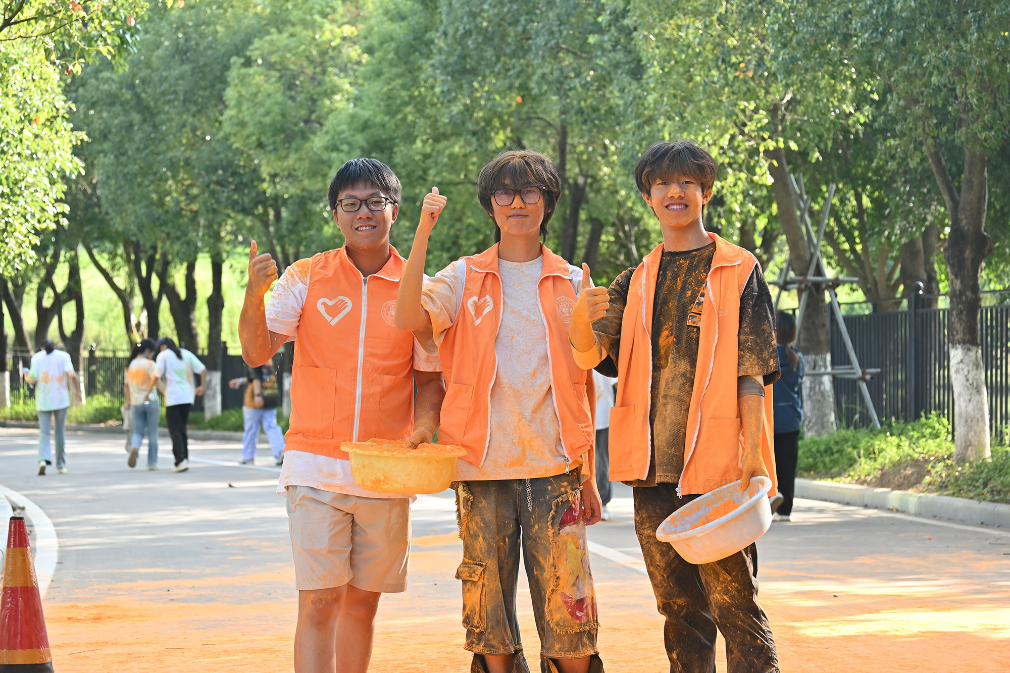 环校跑志愿者(摄影:曾言尘).jpg 环校跑志愿者(摄影:曾言尘).jpg