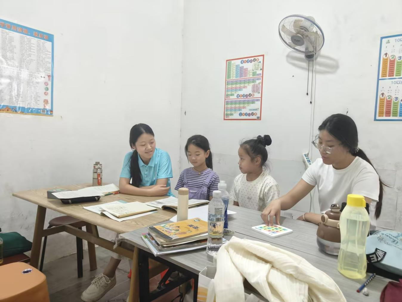 实践队成员为孩子们进行答疑解惑.png