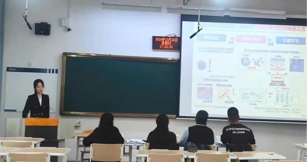郭馨阳做报告.jpg 郭馨阳做报告.jpg