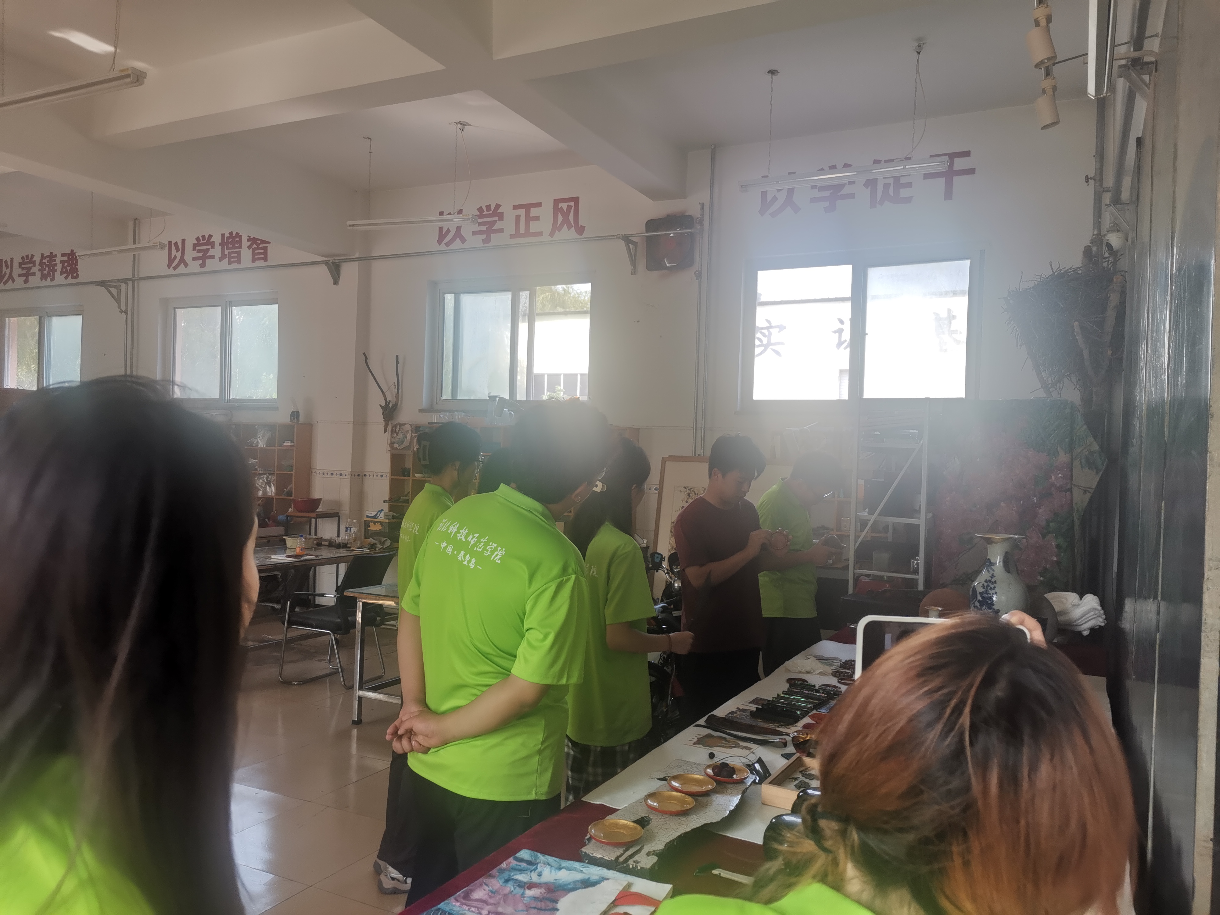 3.实践队员在通甲字大漆艺术创新工作室参观大漆艺术品.jpg