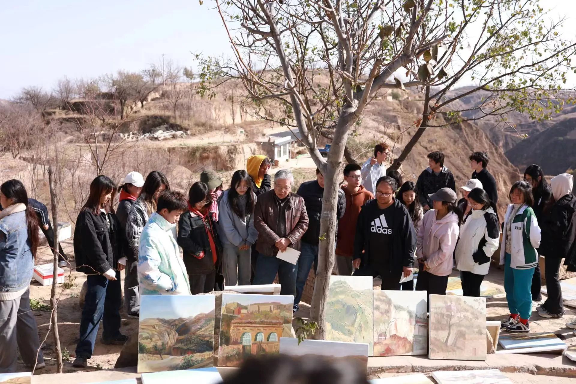 王国建教授带领学生写生 图片来源王国建教授.jpg 王国建教授带领学生写生 图片来源王国建教授.jpg
