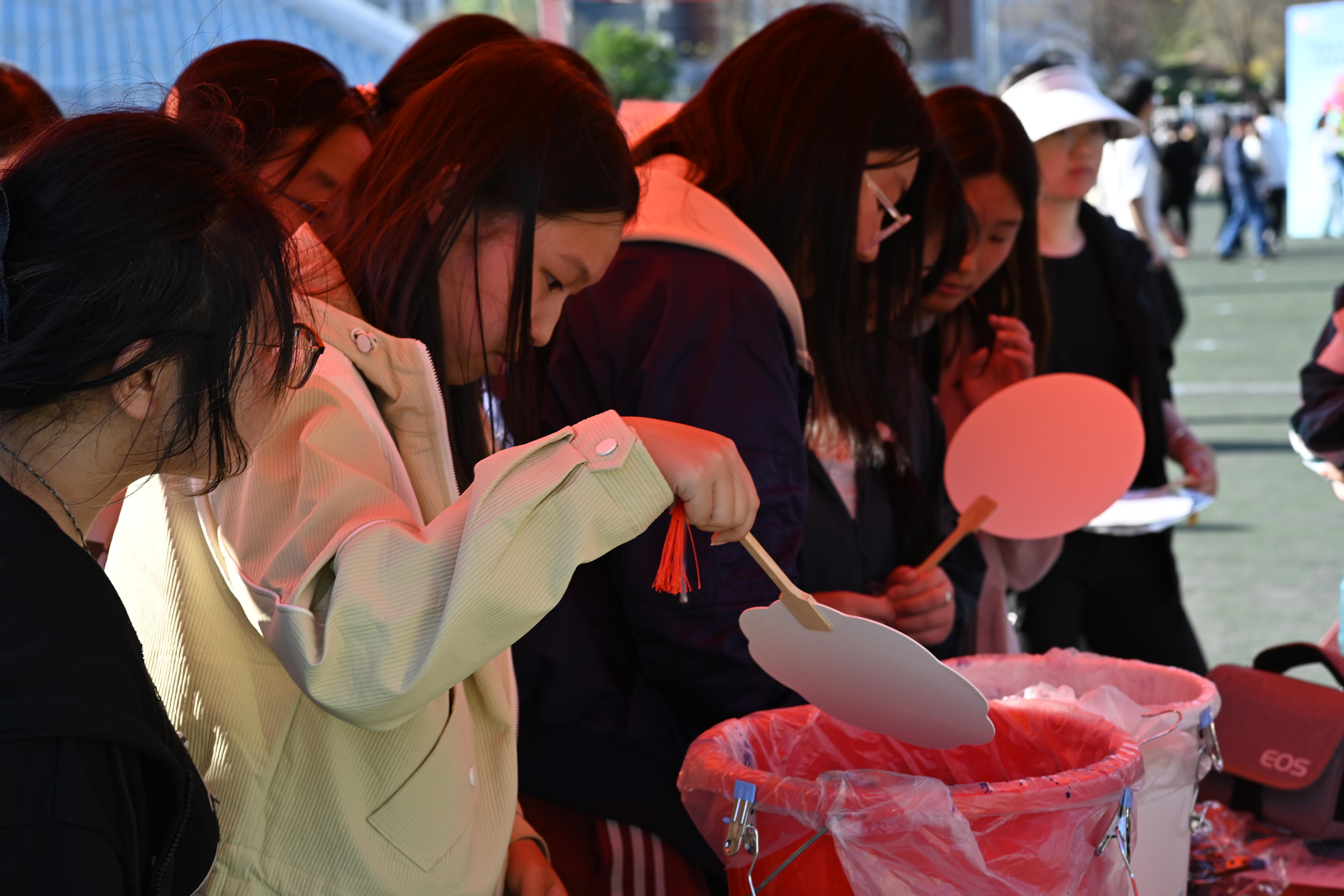 “纨素绘彩漆,扇间拾心光”漆扇制作活动.jpg “纨素绘彩漆,扇间拾心光”漆扇制作活动.jpg