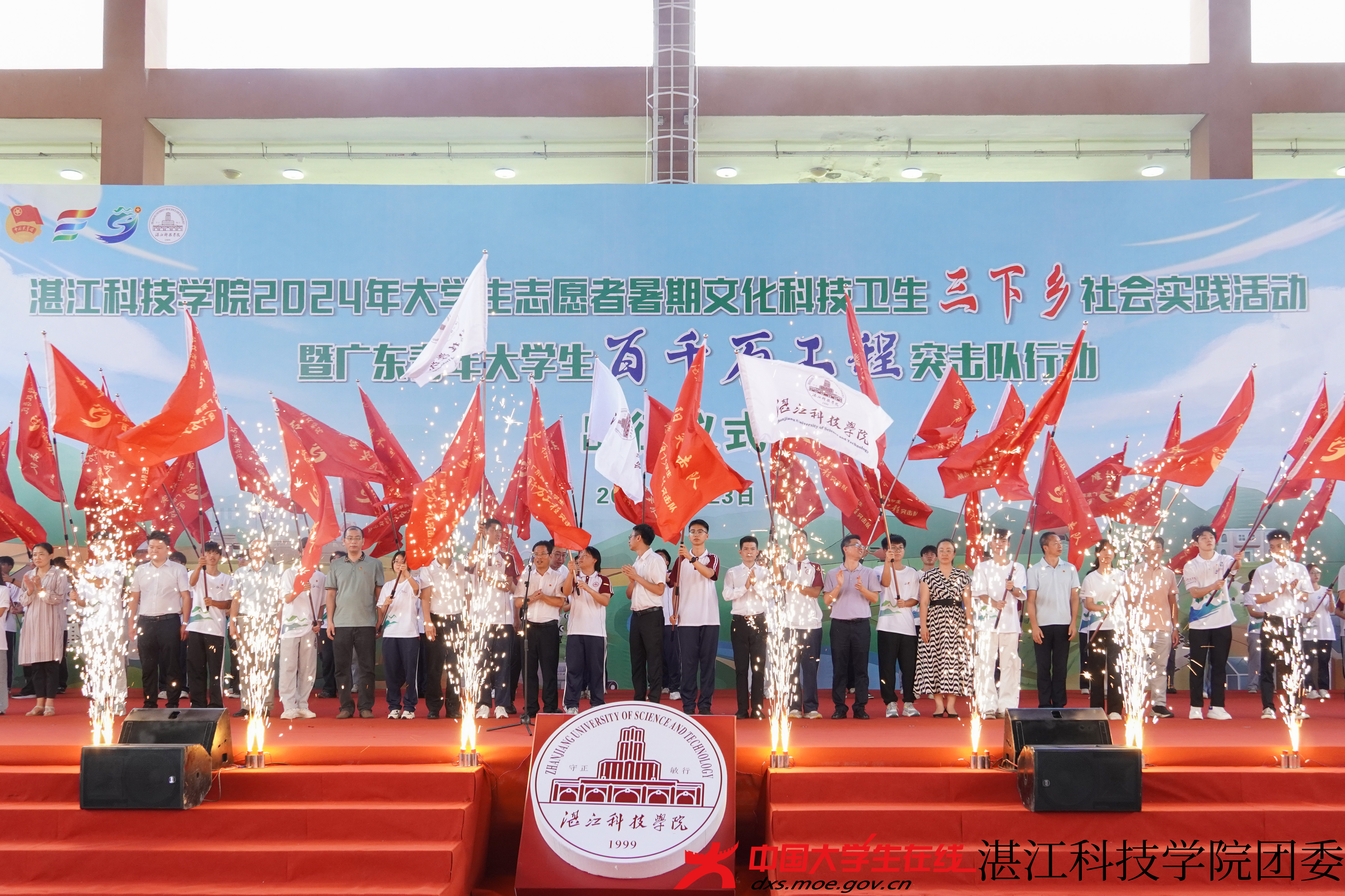 摇旗,吴绮琪摄.jpg 摇旗,吴绮琪摄.jpg