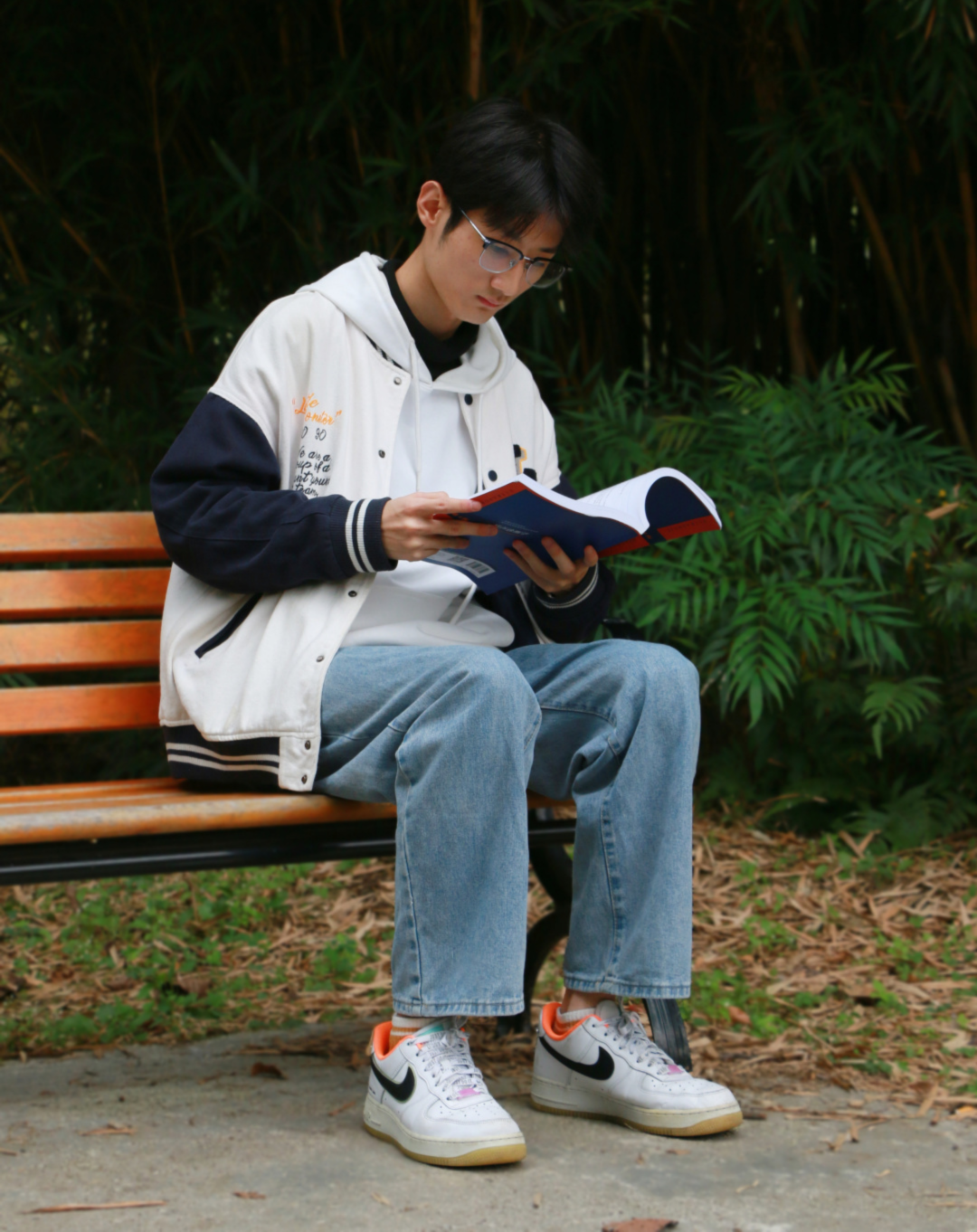 坐在中心湖边的长椅上，享受着午后的闲暇。
西南科技大学李蕊琴 摄